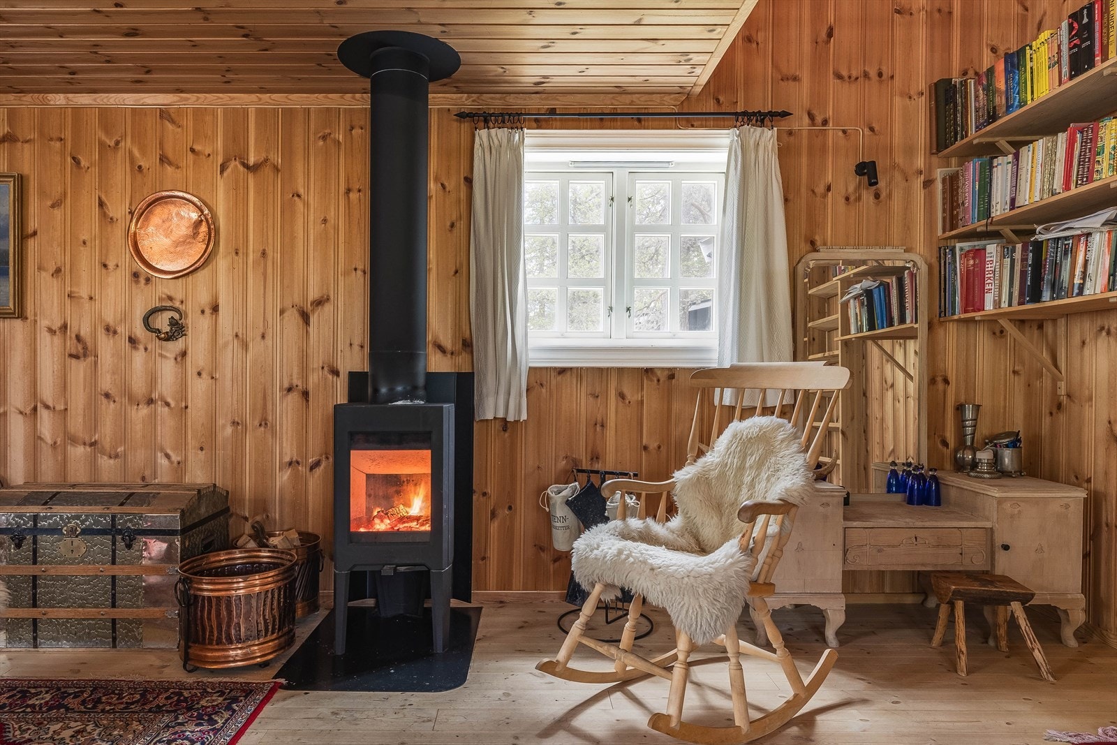 Vedovnen i stua sørger for både varme og hyggelig stemning. Galleribilde