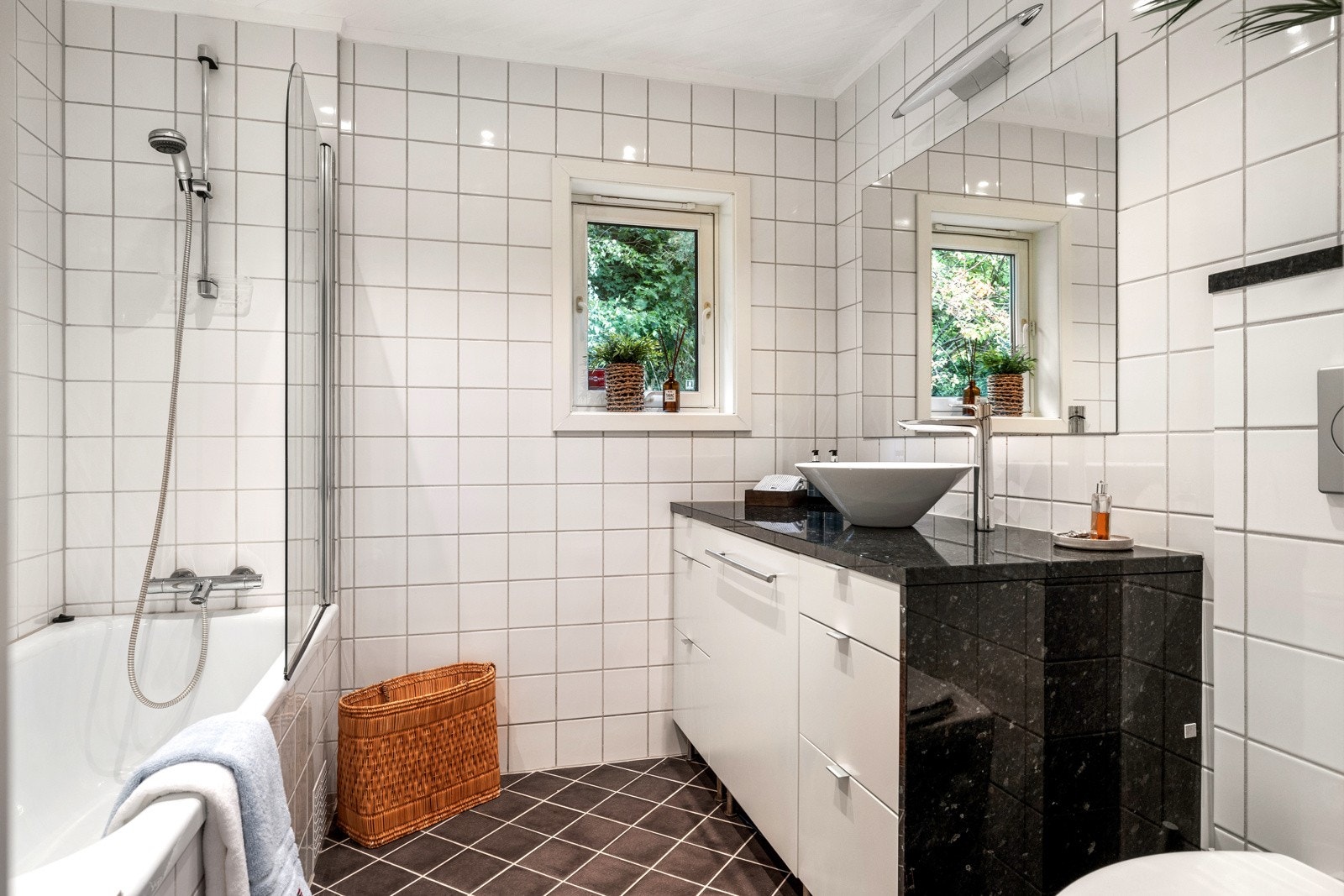 Hovedbadet er flislagt med varmekabler og har toalett samt servantinnredning med flere skuffefronter samt en skapfront Galleribilde