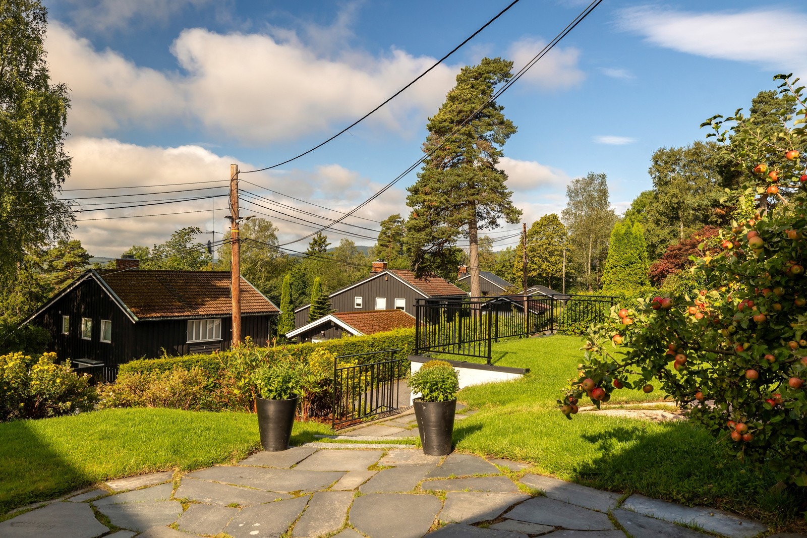 Den familievennlige hagen gir barna trygge og gode muligheter til å løpe fritt mellom de ulike sonene, mens de voksne kan nyte både sol, skygge og stillhet gjennom dagen Galleribilde