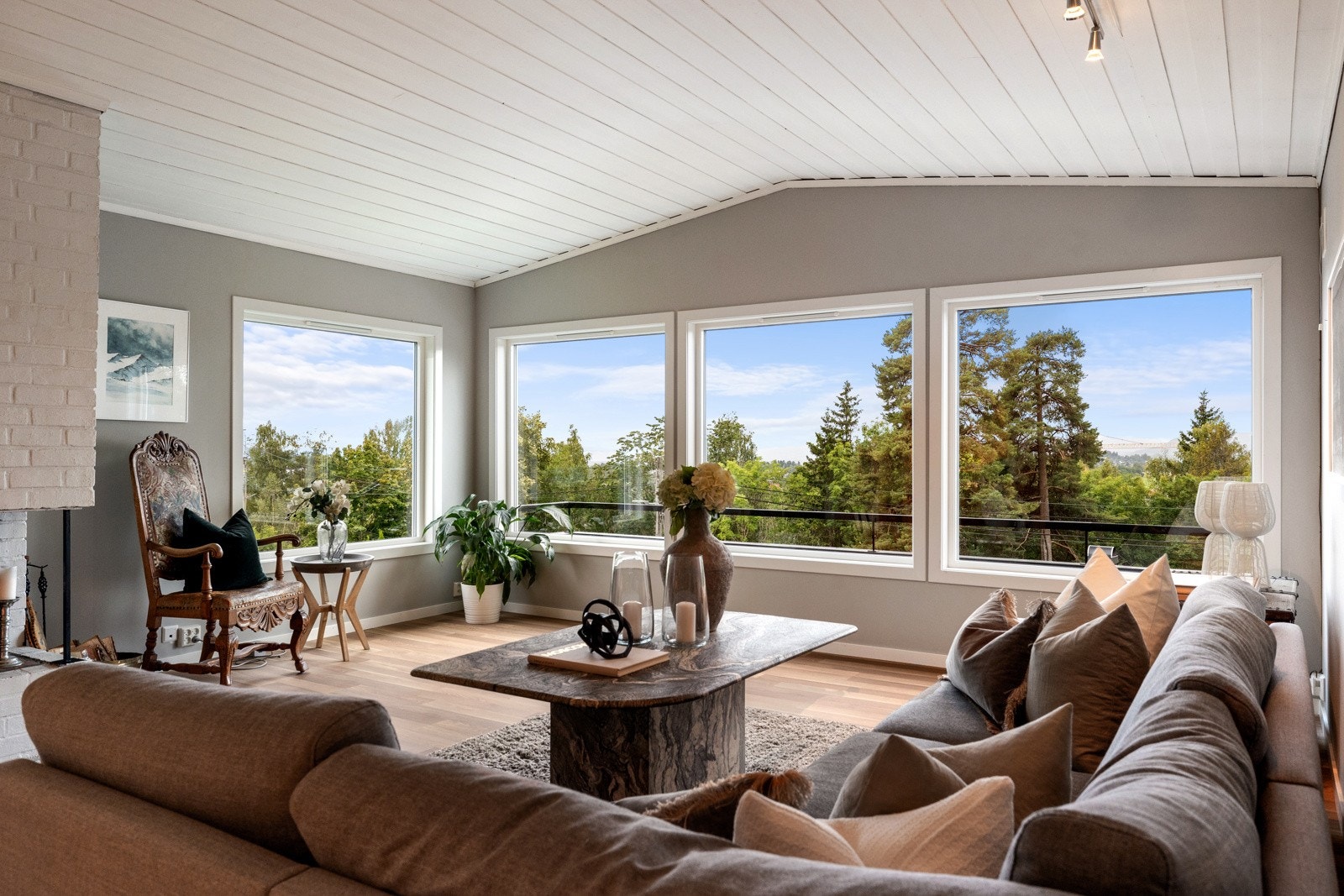 Stuens gode utforming gir flere møbleringsmuligheter Galleribilde