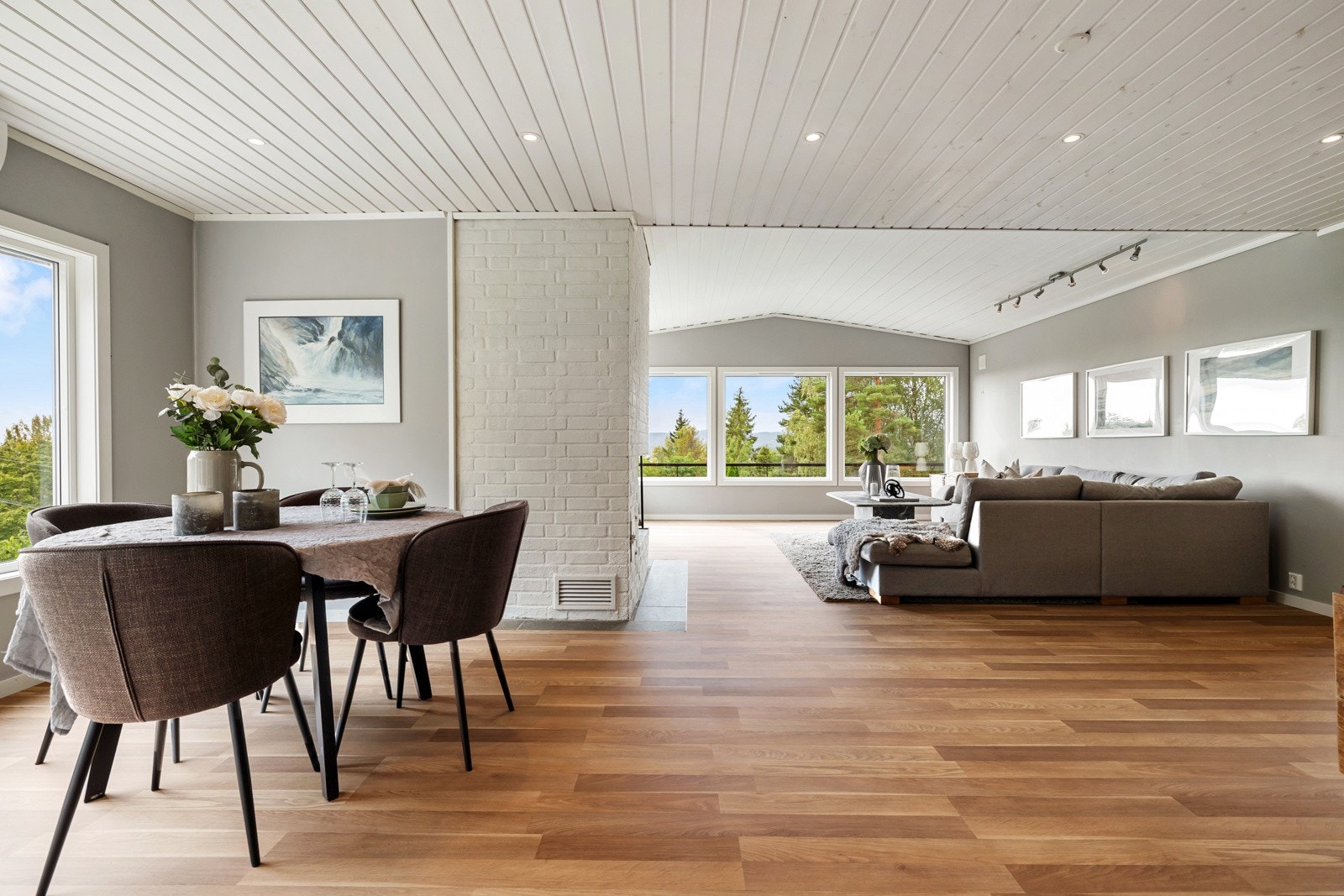 Her er det god plass til sofagruppe- og langbordet får sin naturlige plassering mellom stuen og kjøkkenet Galleribilde