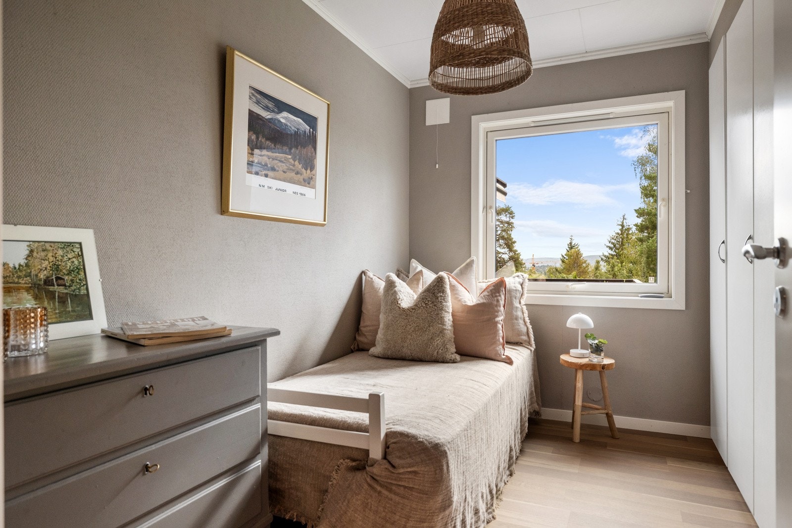 Soverom II og III har fin størrelse med plass til dobbeltseng, samt skrivebord Galleribilde