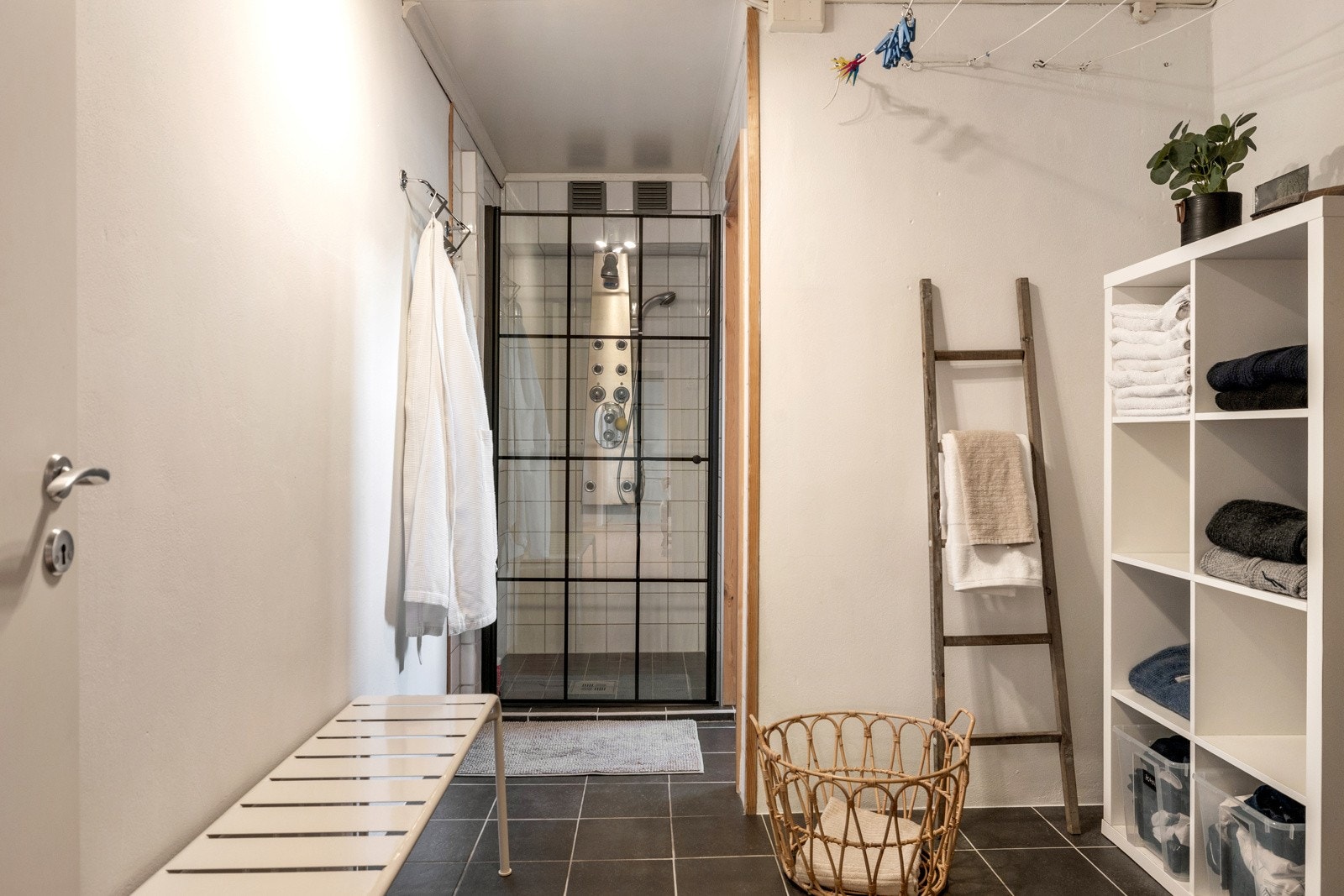 I underetasjen finner du også et praktisk tørkerom og flerbruksrom, som idag benyttes til vaskerom Galleribilde