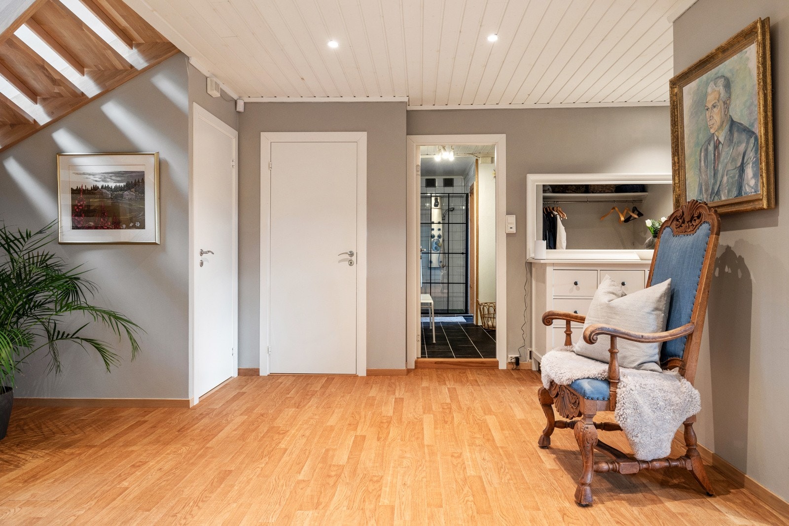 Underetasjen inneholder: Entré, hall, stue, soverom, tørkerom, flerbruksrom, toalettrom og 3 boder Galleribilde