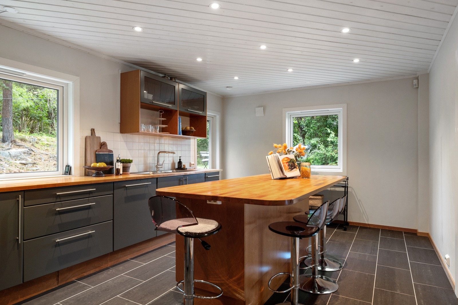 En kjøkkenøy gir ekstra spillerom, samt sitte- og lagringsplass Galleribilde