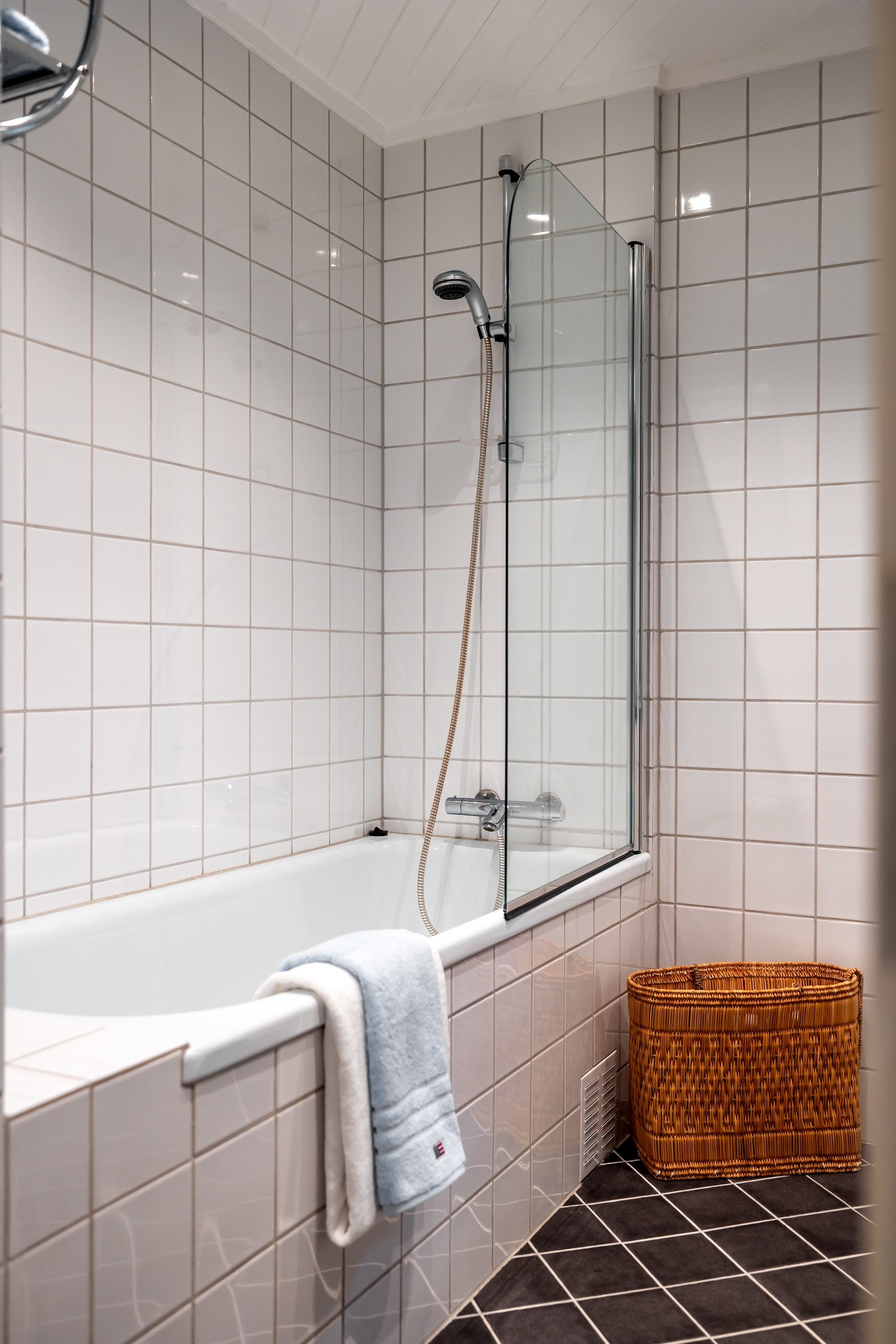 I tillegg har badet et badekar - perfekt for litt ekstra hverdagsluksus, og supert for barna Galleribilde