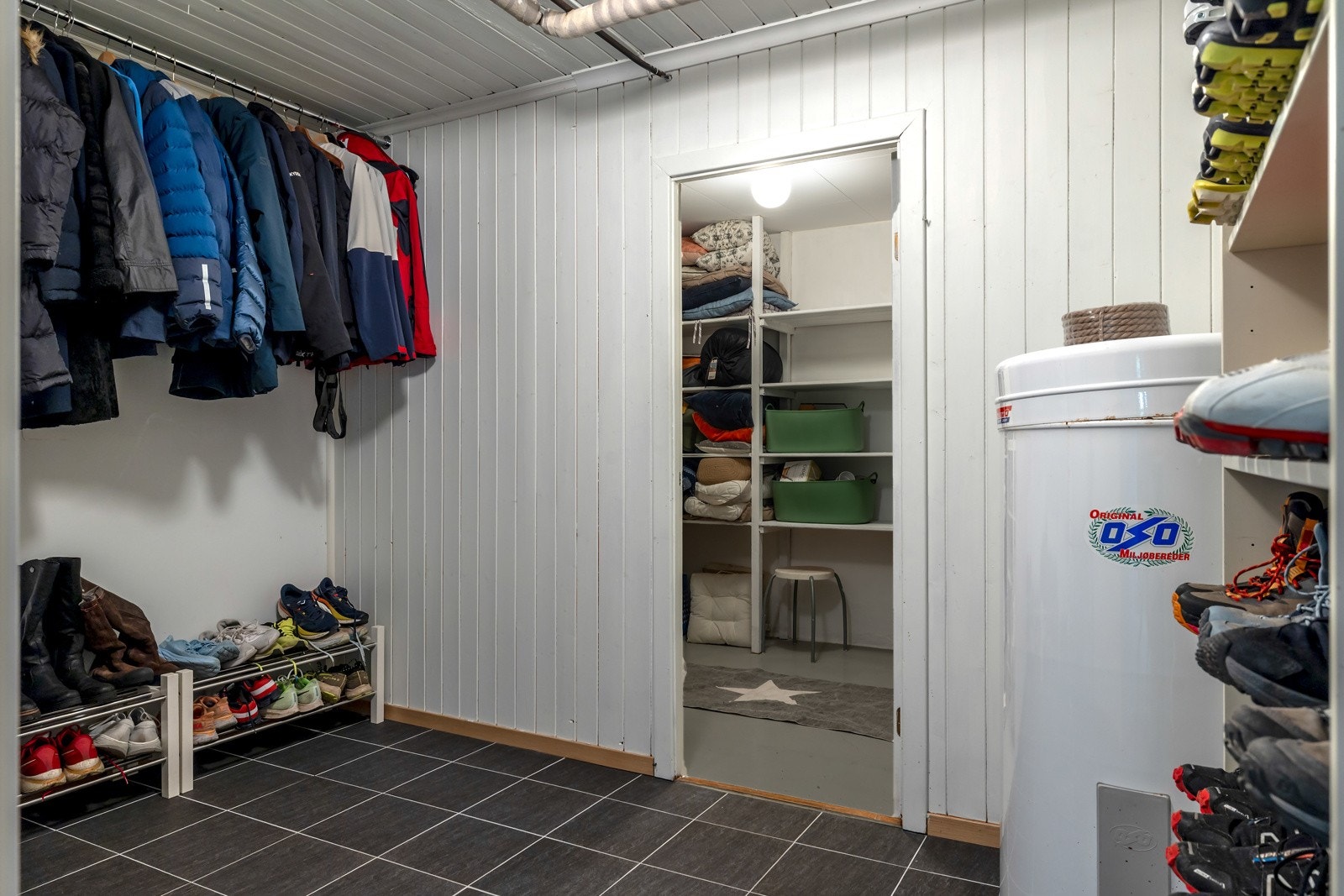 Huset har rikelig med lagringsplass i 3 boder. Ytterligere lagringsplass finnes i en fjerde bod med utvendig adkomst Galleribilde