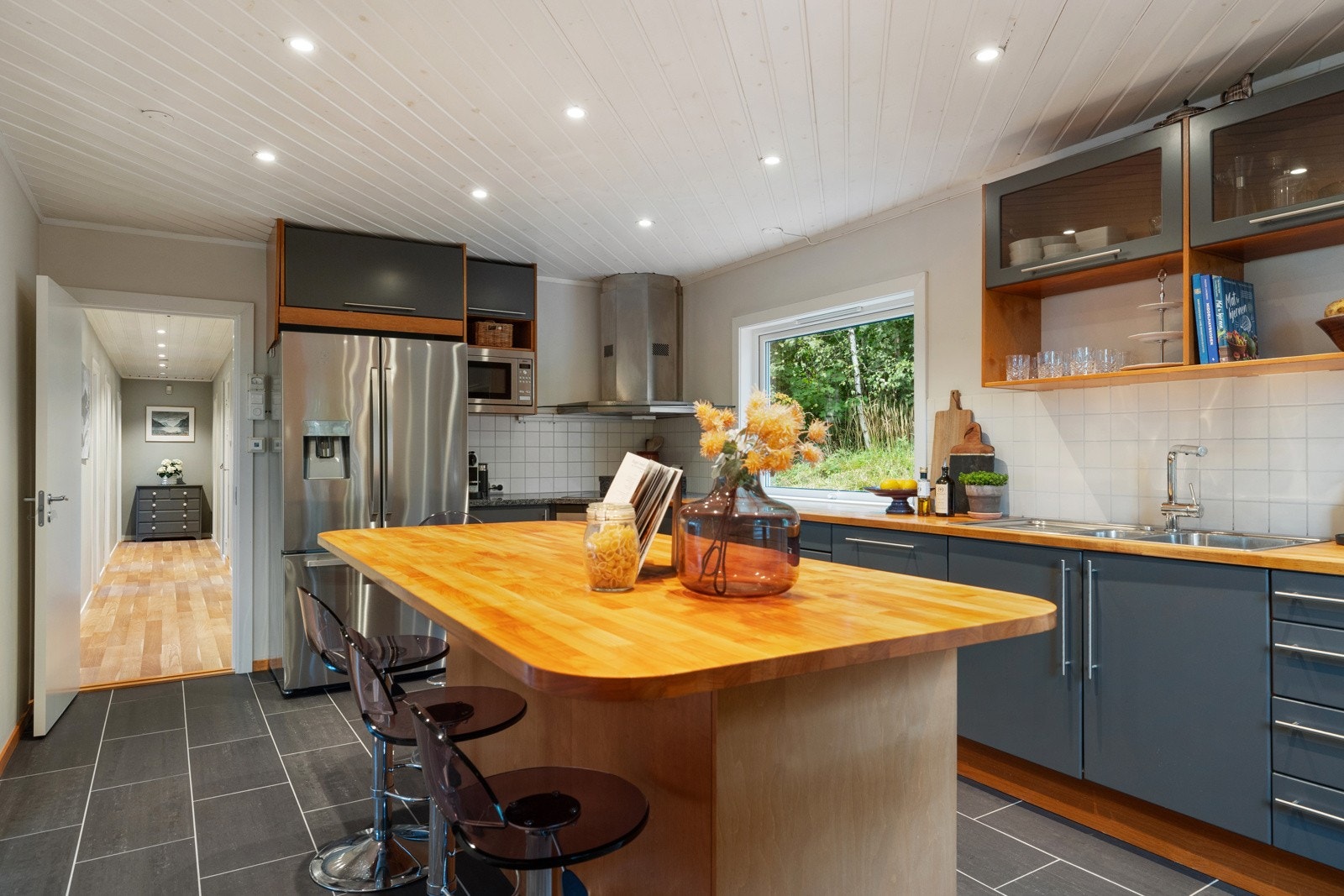 Hvitevarer består av side by side kjøl/frys, micro, komfyr, platetopp og oppvaskmaskin. Alle hvitevarer på kjøkkenet medfølger i handelen Galleribilde