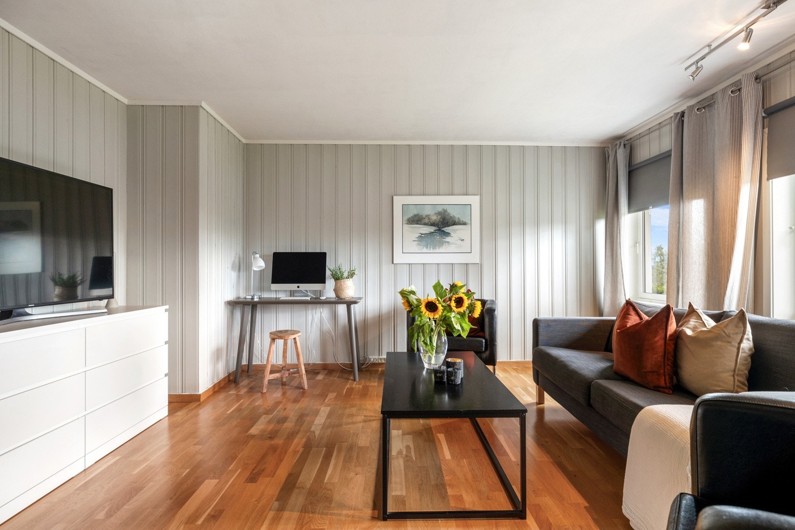 Stuen er perfekt hvis barna trenger et sted å leke eller ungdommen i huset ønsker å trekke seg litt tilbake Galleribilde