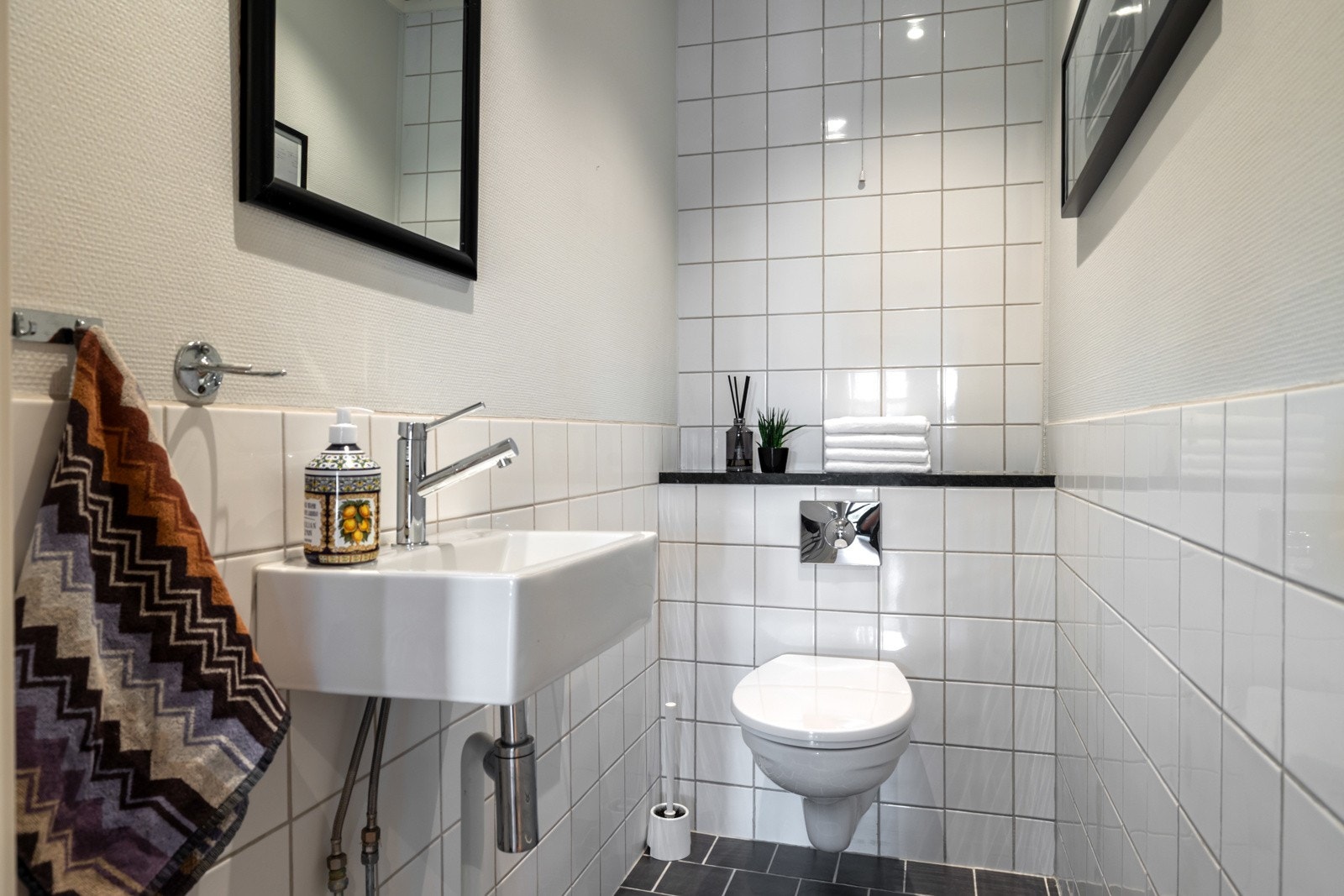 Toalettrom i underetasjen Galleribilde