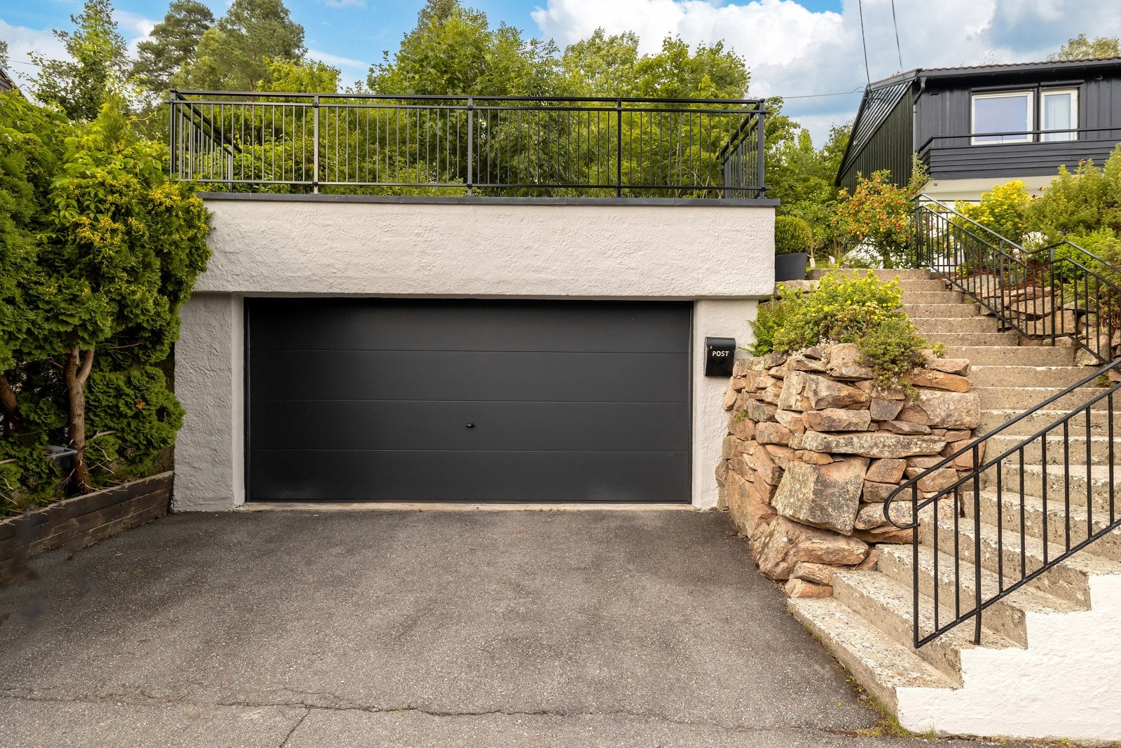 Det er parkering på grunn og i dobbelgarasje Galleribilde