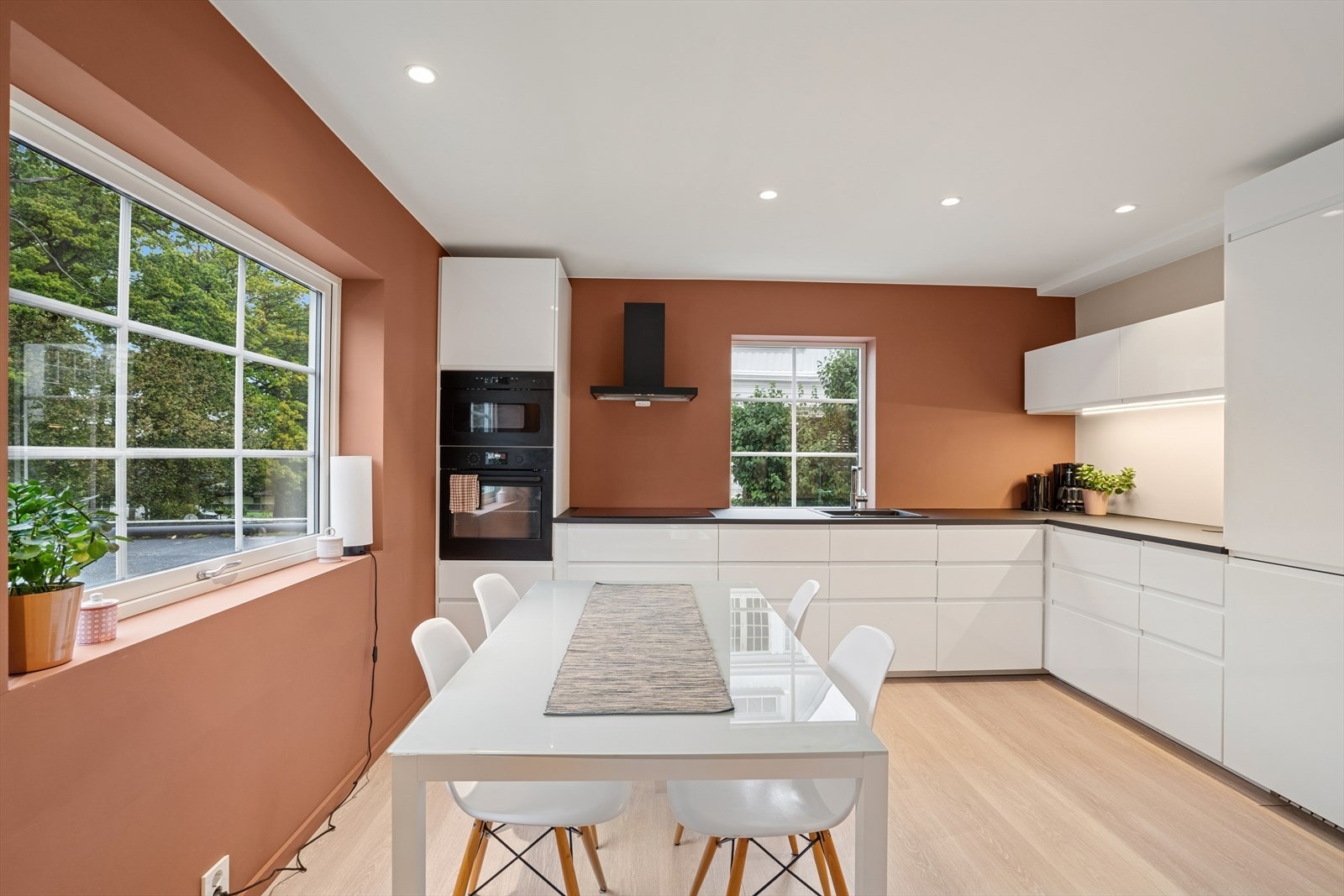 Hvitevarer som kjøl/fryseskap, oppvaskmaskin, platetopp, micro, stekeovn og komfyrvakt er integrert og medfølger. Galleribilde