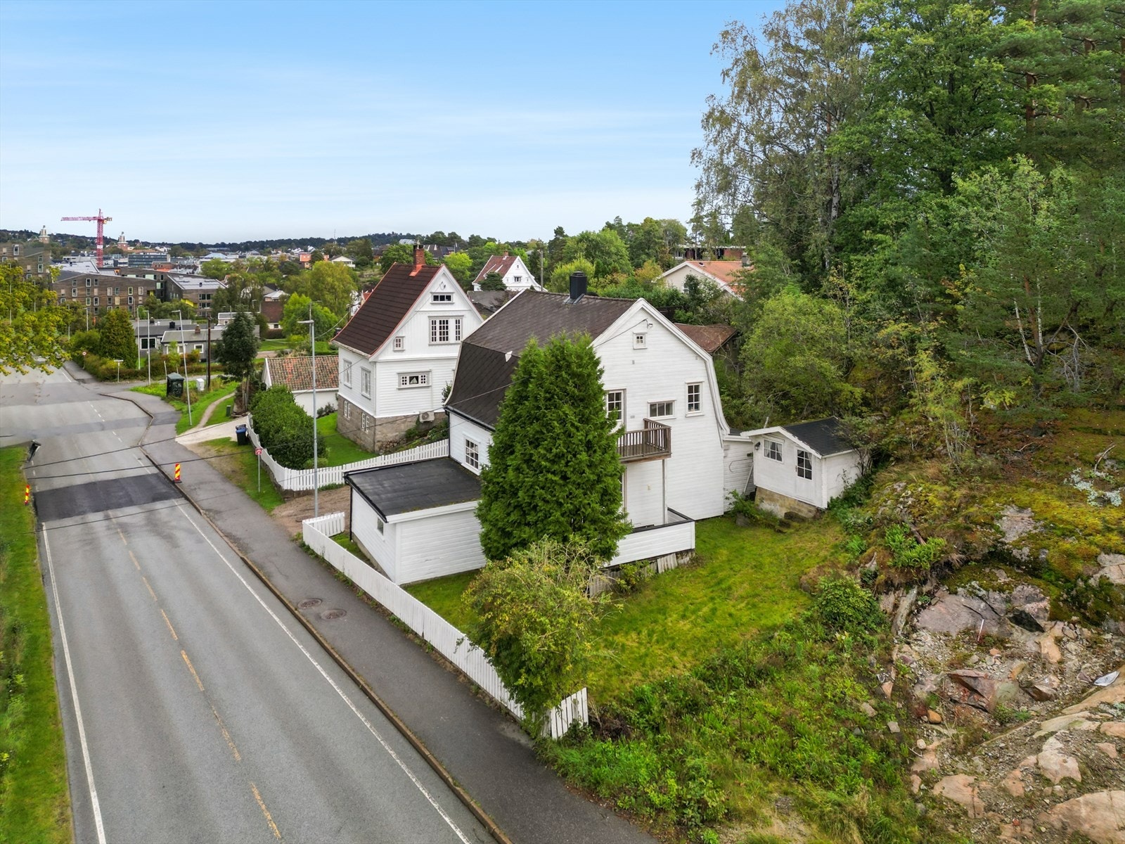 Deler av tomten er naturtomt i skråningen mot øst. Galleribilde