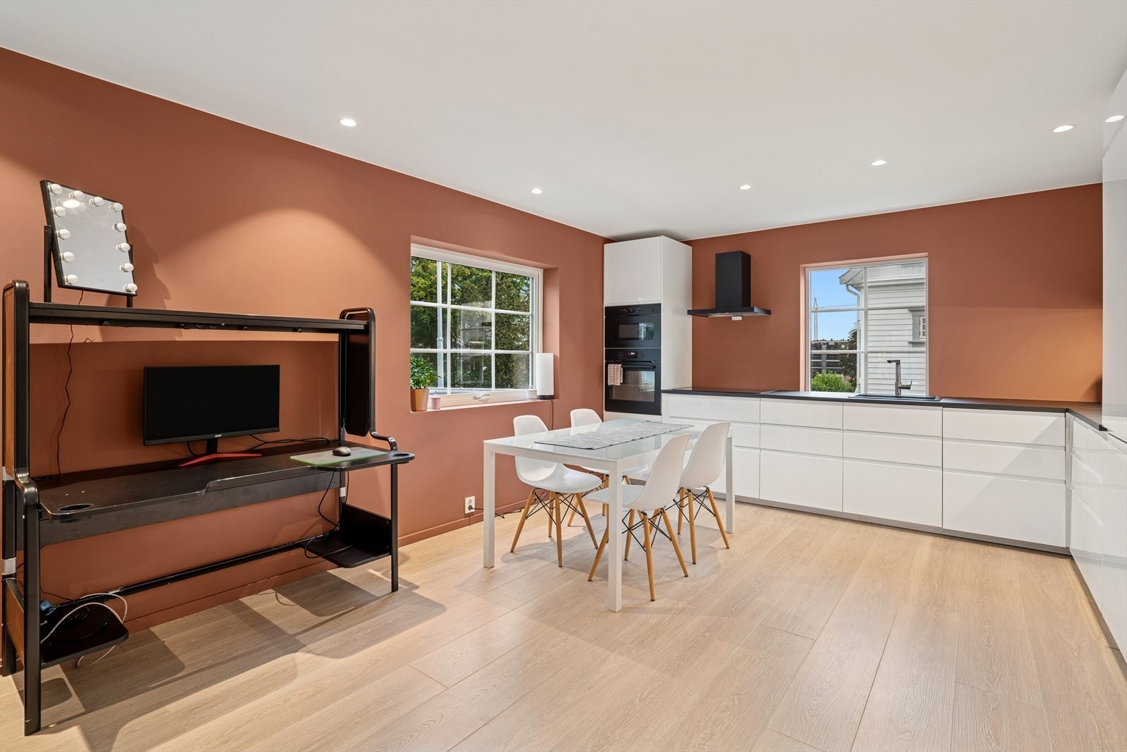 Kjøkkeninnredningen er med glatte fronter og laminat benkeplate med nedfelt vaskekum. Kjøkkenet har belysning over benkeplaten og overskap. Galleribilde