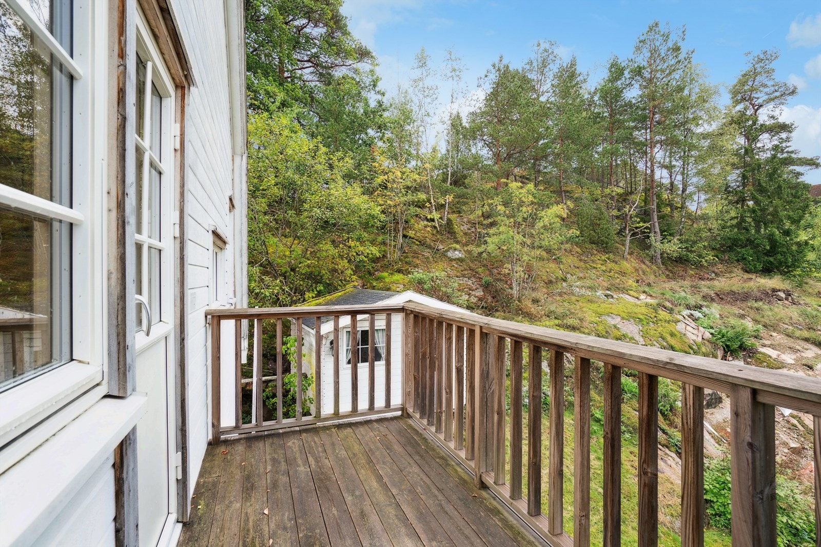 Balkong i 2. etasje med utgang fra soverommet. Balkongen er sydvendt. Galleribilde