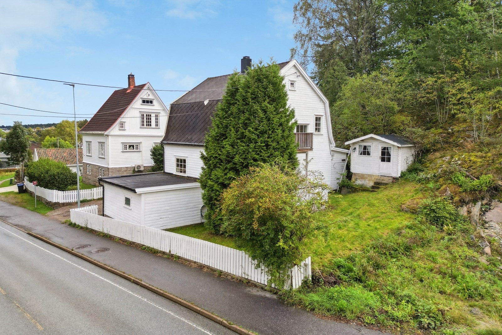 Eldre hus oppført ca.1920 med garasje fra 1993 og eldre stallbygning. Det er også et uthus / dukkestue på 18 m². Galleribilde