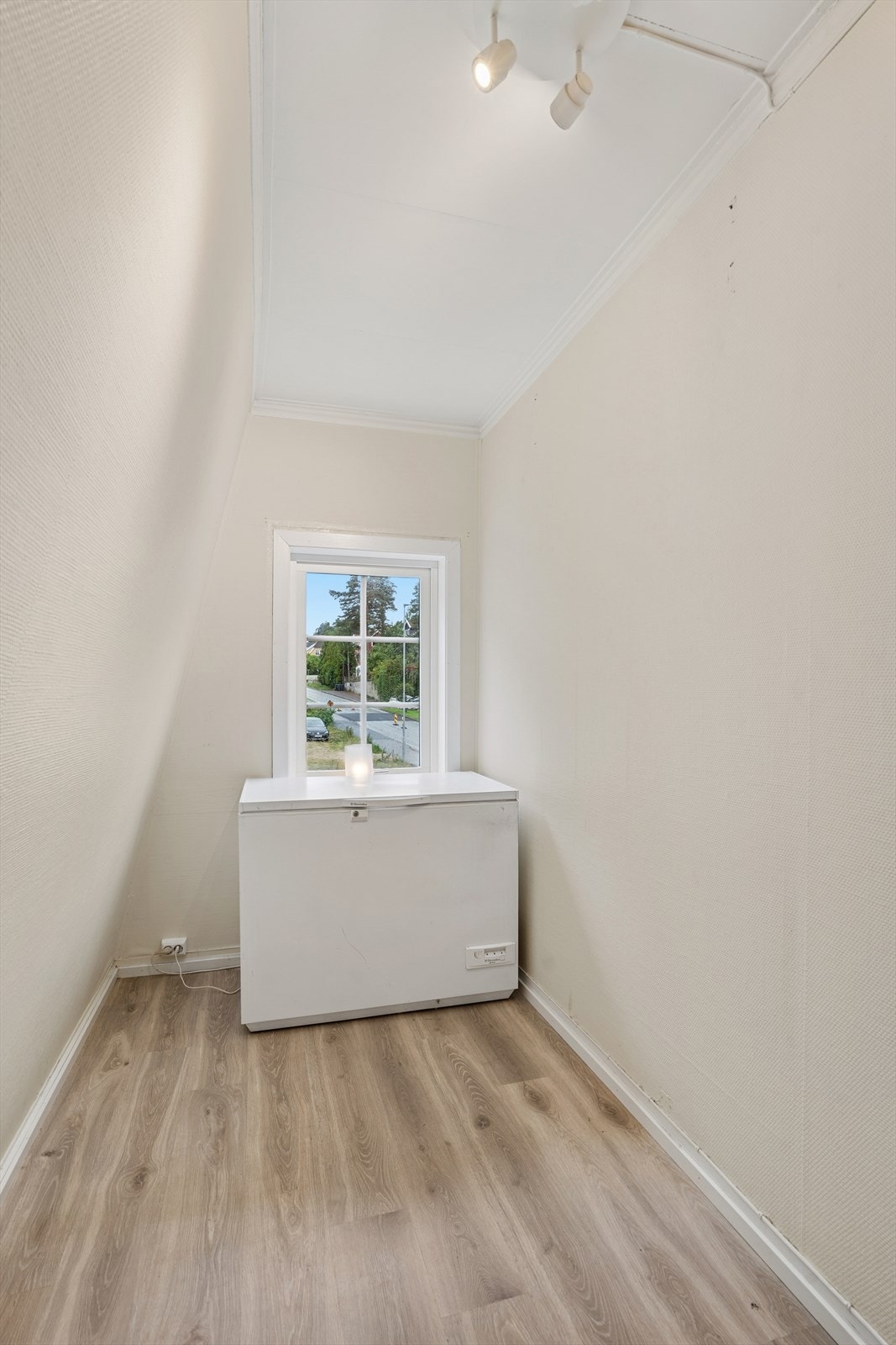 Det er i tillegg et lite og smalt rom med vindu som fungerer som bod/kontor. Galleribilde