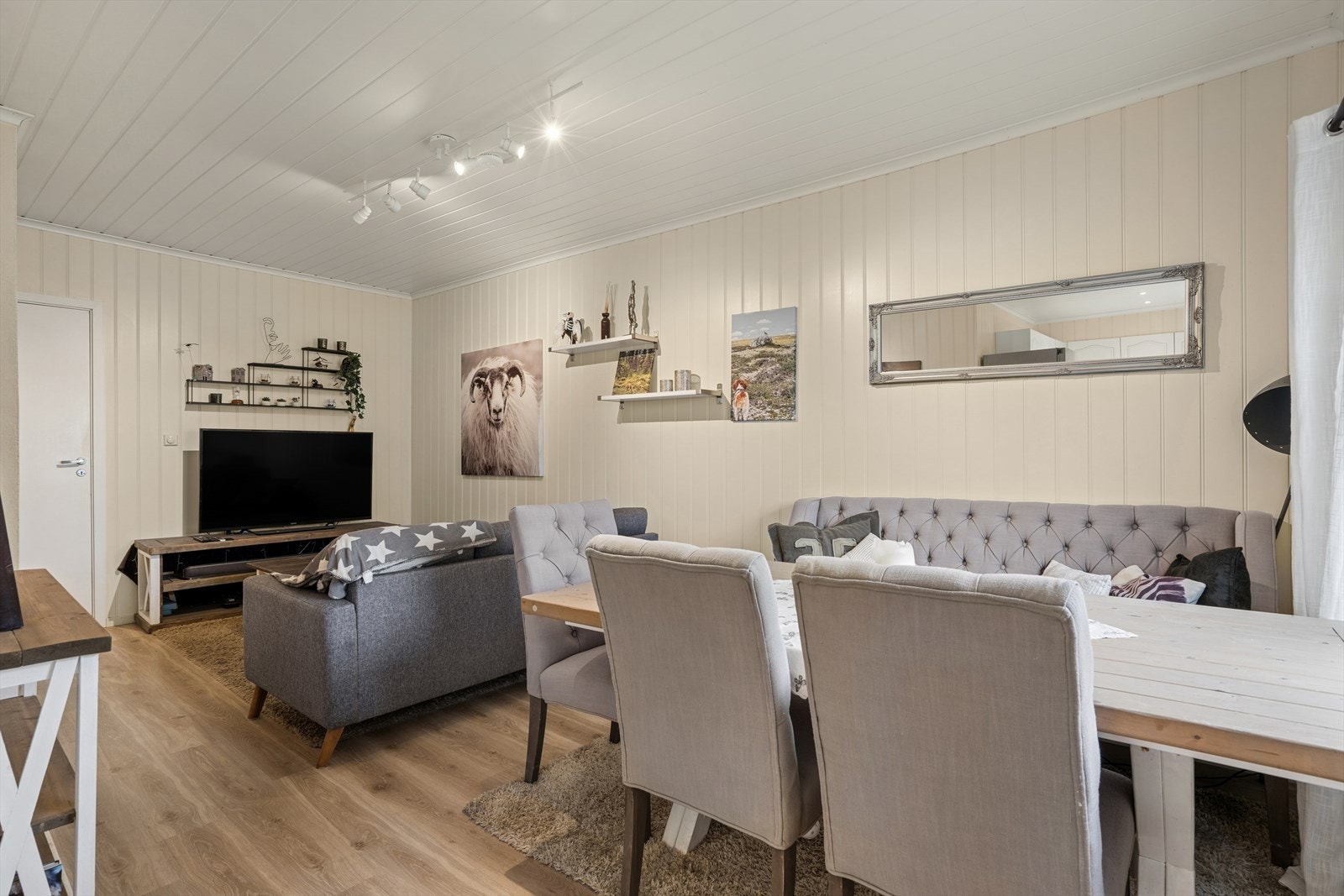 I boligens 2. etasje er det en romslig vinkelstue med kjøkken i åpen løsning med stuen. Det er god plass til sofaløsning og multimediamøbel i stuen. Galleribilde