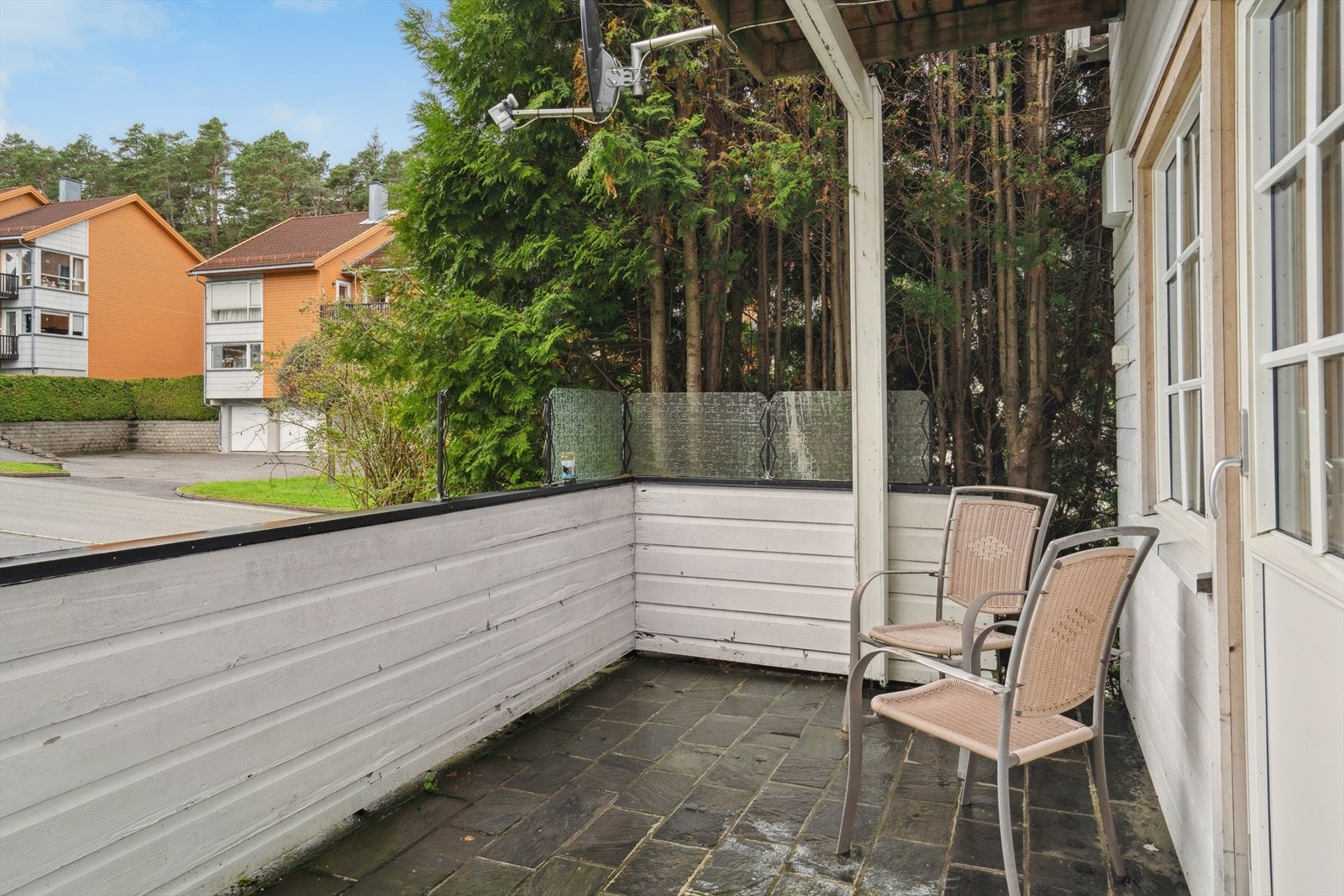 Fra stuen er det utgang til balkong. Balkongen er sydvendt. Galleribilde