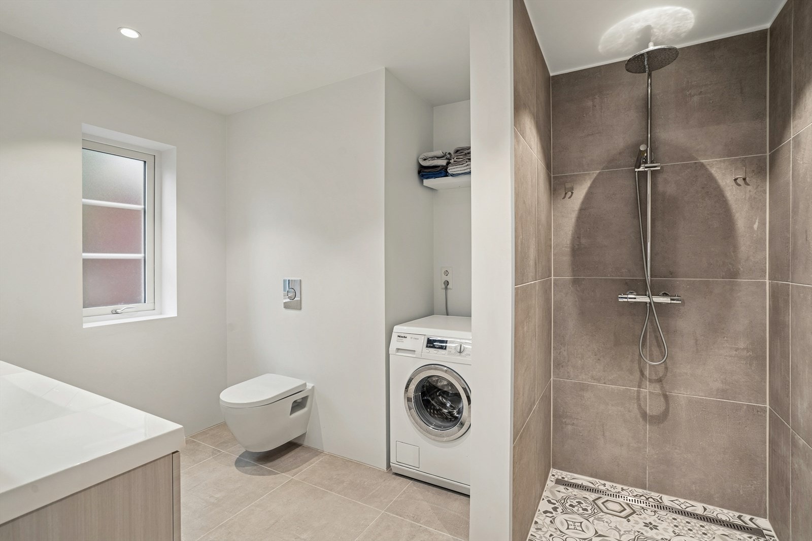 Badet ble bygget i 2020 med fliser og elektrisk gulvvarme på gulv. Veggene har malte plater og fliser. Galleribilde