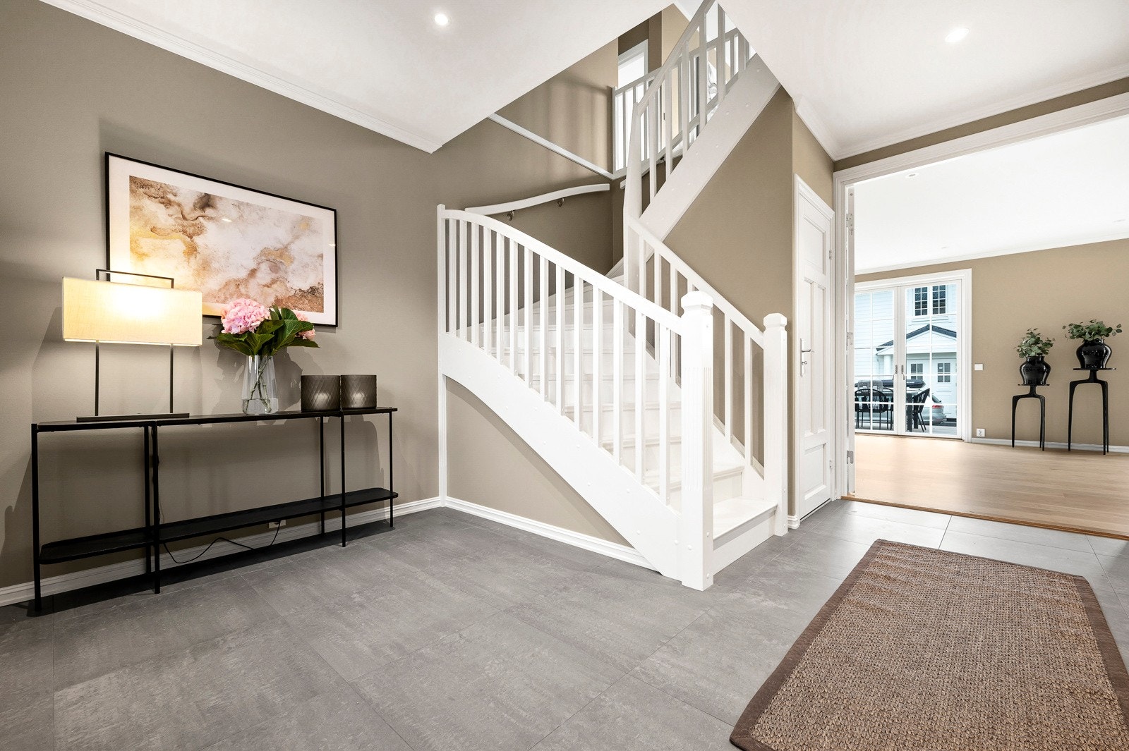 Romslig hall (tatt i tidligere ferdigstillet og møblert bolig). Galleribilde