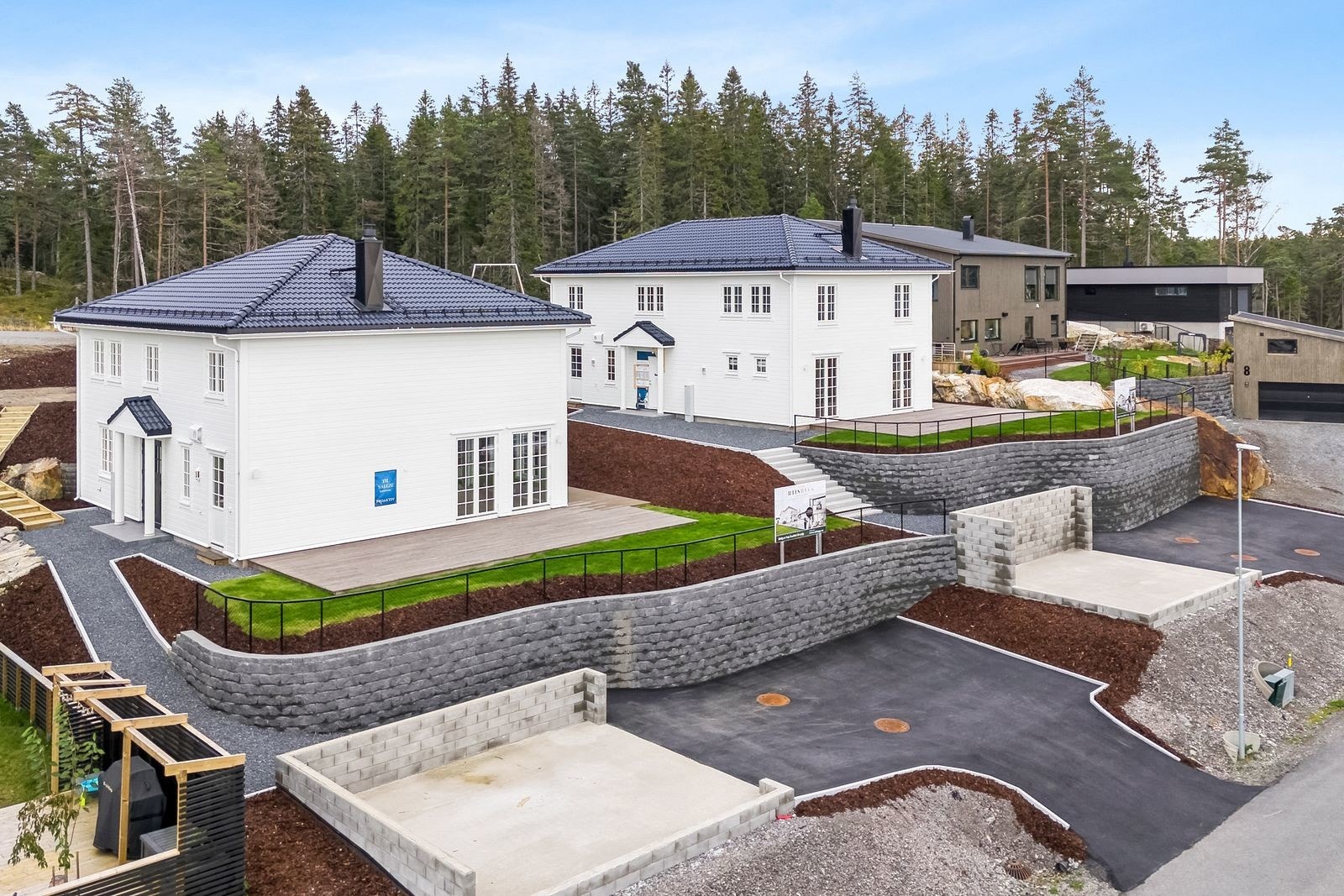 Boligen er nøkkelferdig og tomten er i tillegg ferdigstillet med plen, asfaltert adkomst m.m. Dobbel garasje er nå ferdigstillet på tomten. Galleribilde