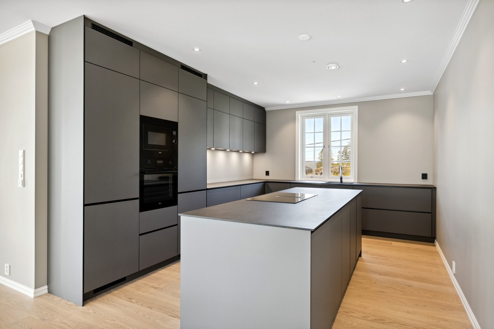 Påkostet kjøkkeninnredning, komplett utstyrt med integrerte hvitevarer. Galleribilde