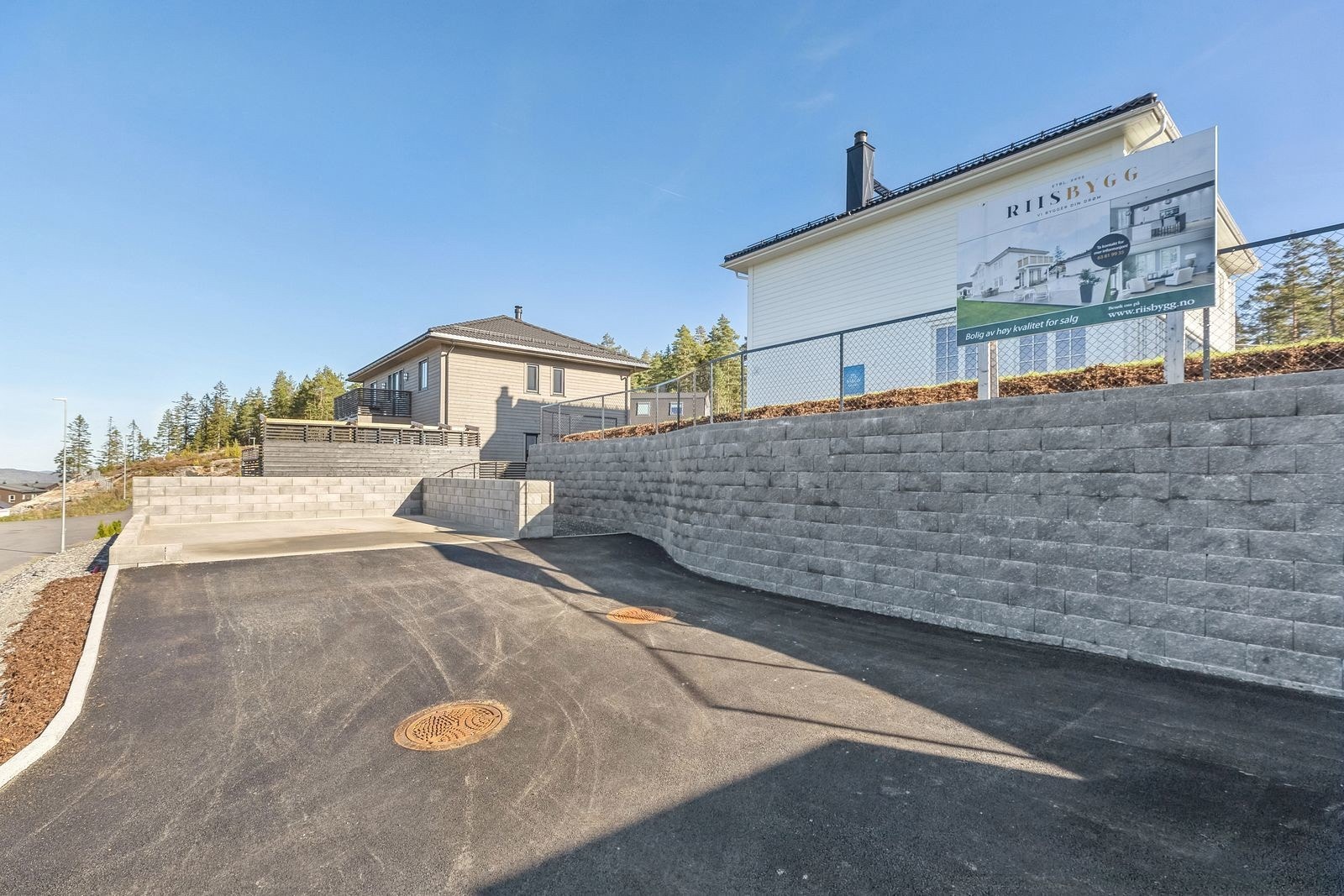 Dobble garasje er ferdigstillet etter at bildene ble tatt. Galleribilde