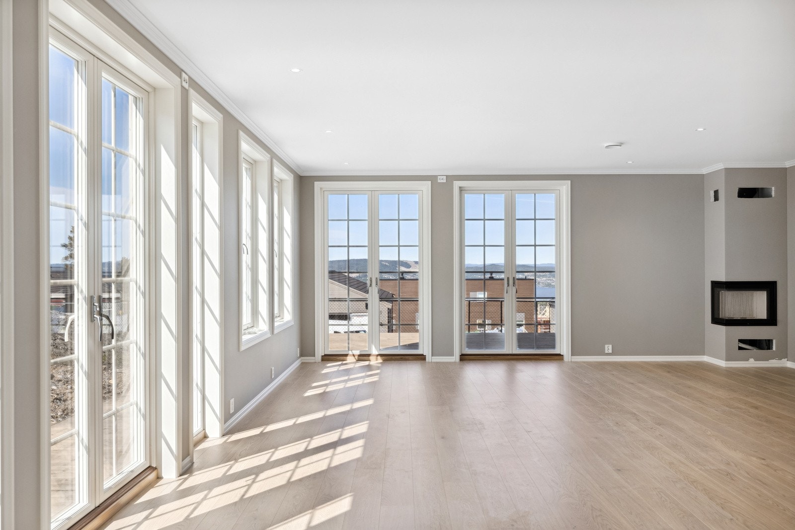 Ildsted i stuen. Stuen har utgang til ca 65 kvm markterrasse - solrik og med panoramautsikt ! Galleribilde