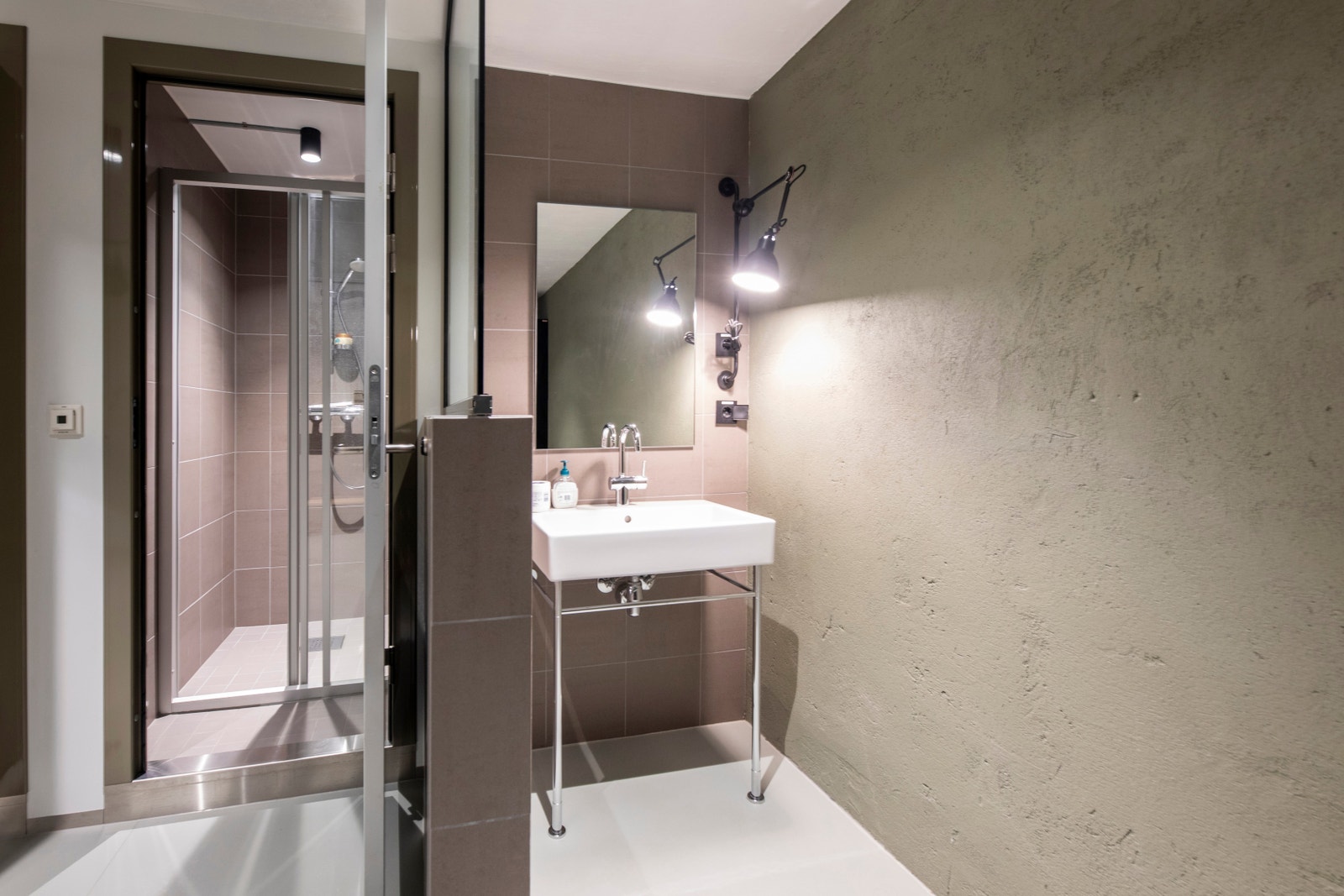 Fine dusj/garderobe fasiliteter kjeller. Galleribilde