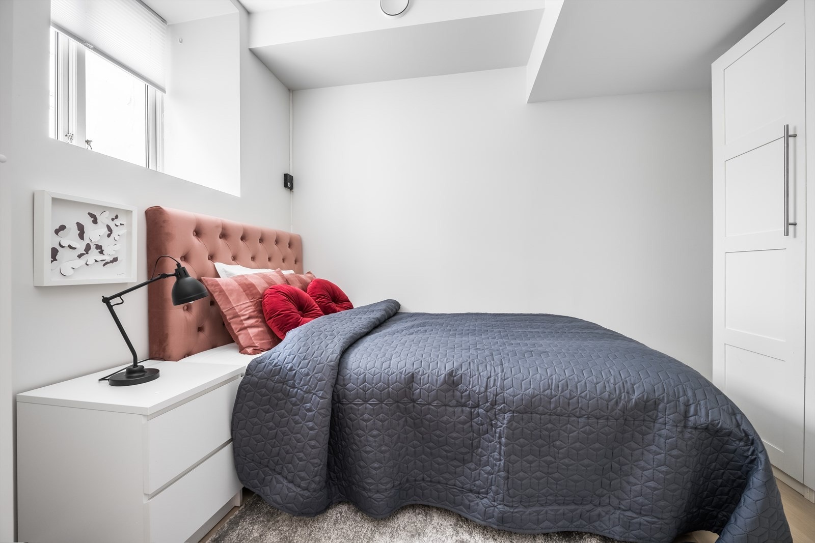 Sovealkove med god plass til dobbelseng og garderobeløsning. Galleribilde