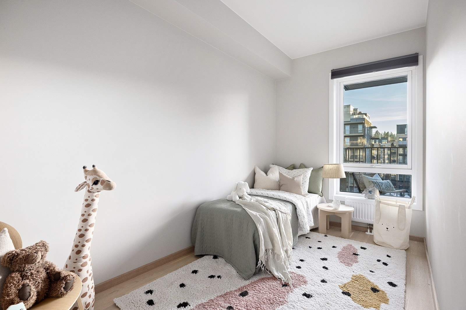 Leilighetens tredje soverom med god plass til seng, nattbord og garderobeskap. Galleribilde