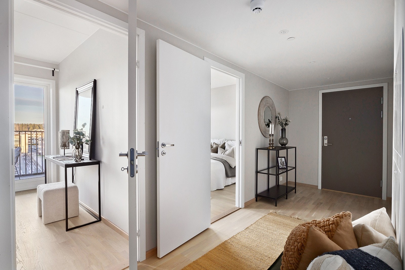 Romslig gang med god plass til å henge fra seg jakker og sette fra seg sko. Downlights i himling. Galleribilde