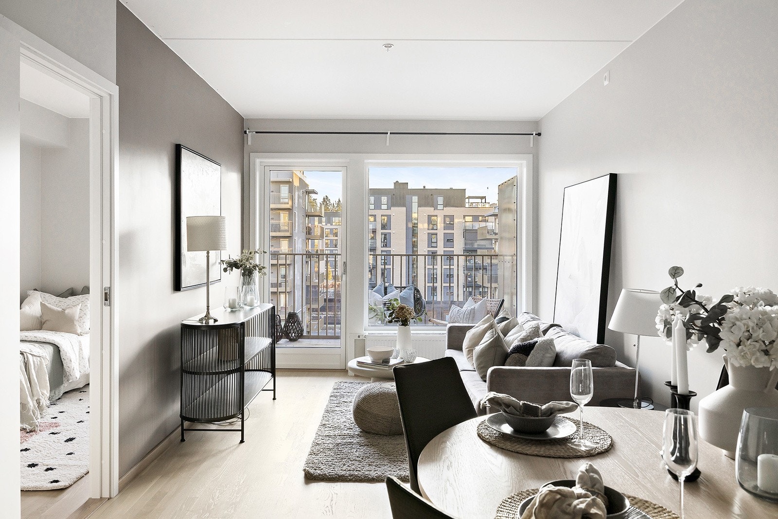 God plass til sofagruppe, mediebenk og spisebord i stuen. Galleribilde