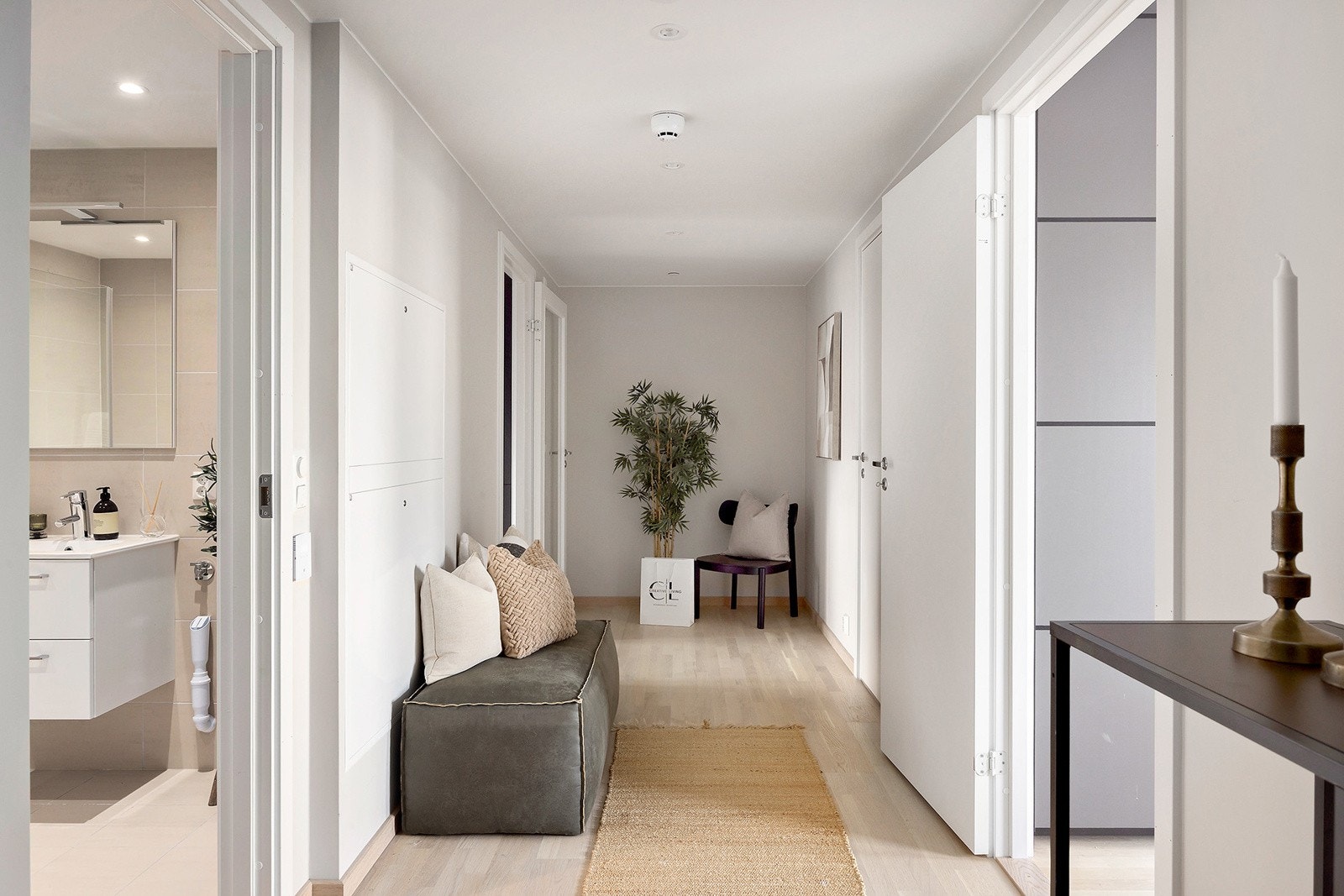 Gang, downlights i himling. Galleribilde