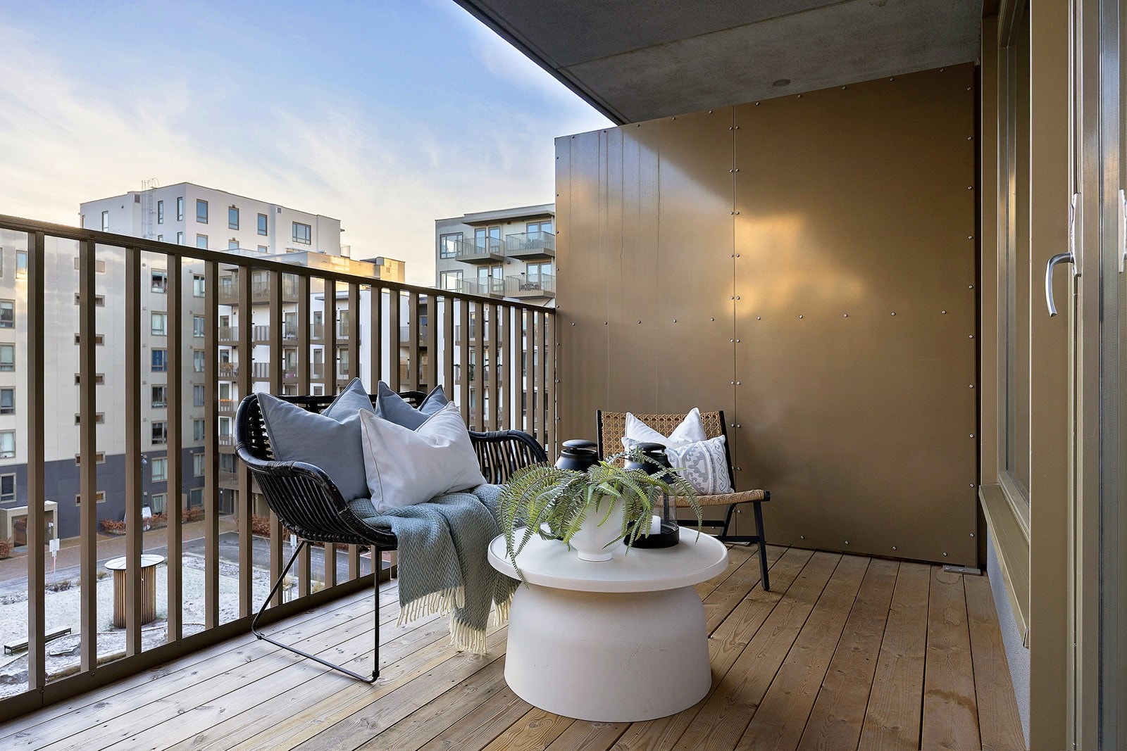 Plass til sittegruppe og bord. Belysning og strømuttak på balkongen. Galleribilde