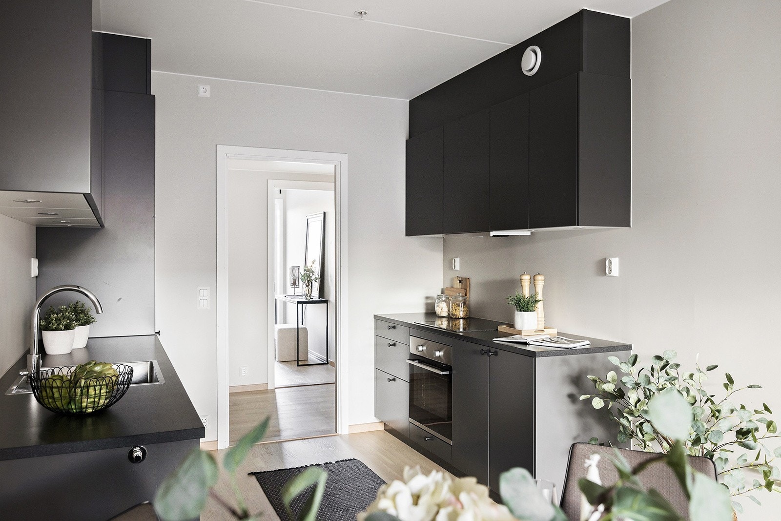 Kjøkkenet er fint plassert i enden av rommet. Galleribilde