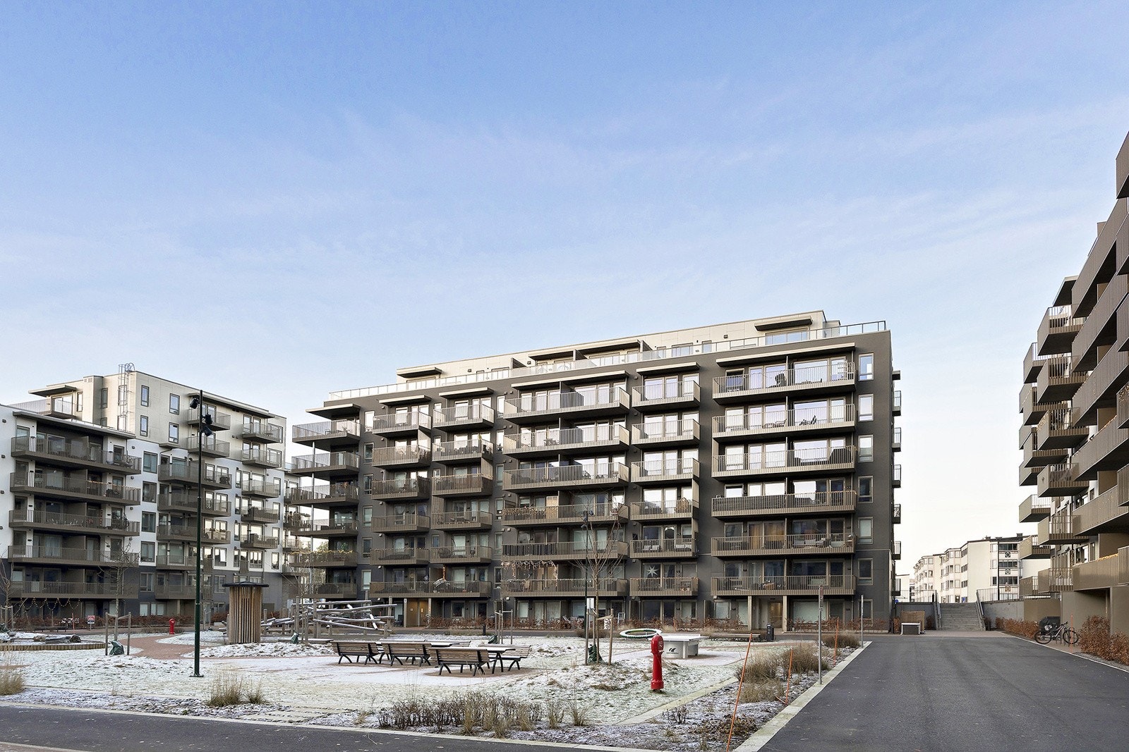 Hyggelig gårdsområdet med lekeplass, stikkveier, belysning og beplanting. Galleribilde
