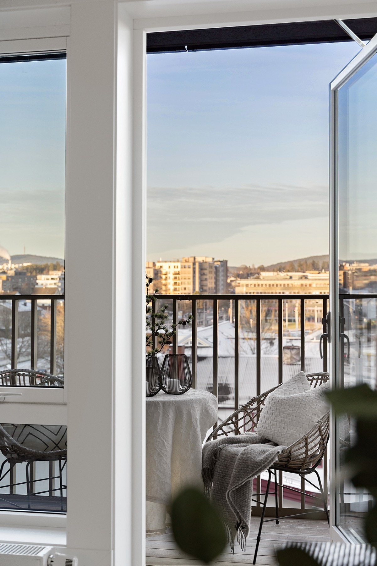 Utgang til nordvendt balkong på 7,7m² fra soverommet. Galleribilde