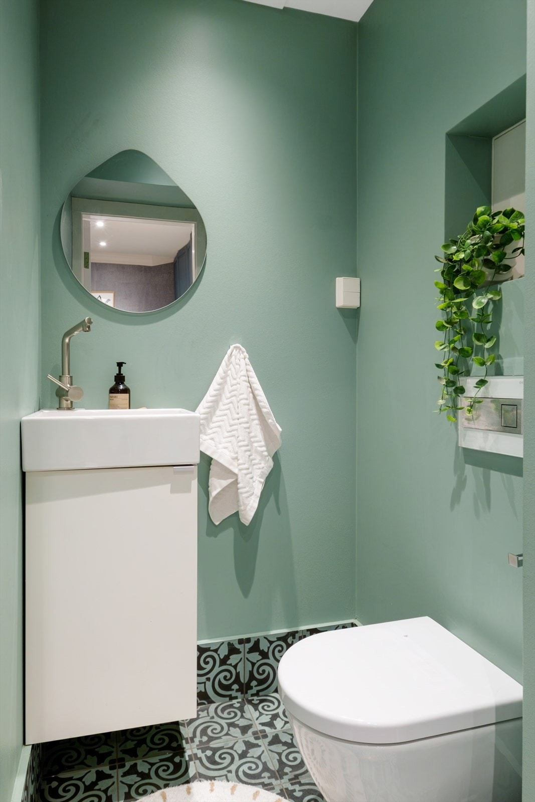 Stilrent gjestetoalett med servant og veggmontert wc Galleribilde