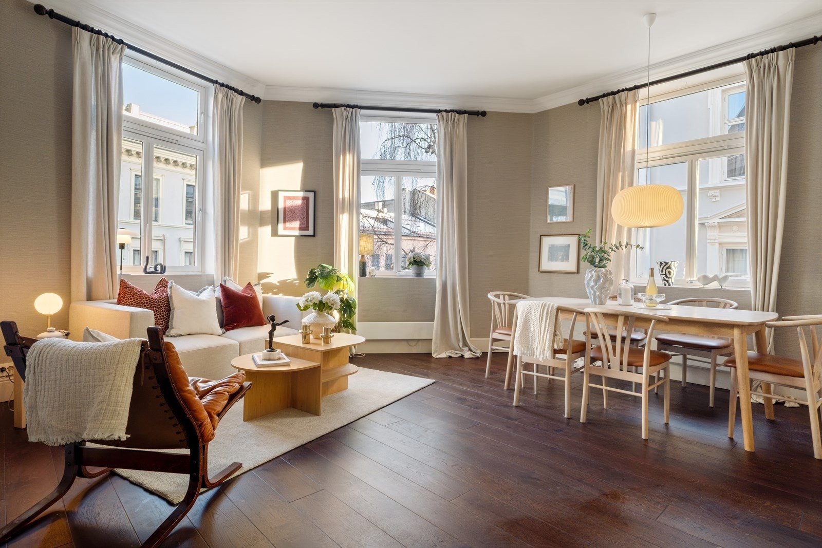 Romslig og lys stue med klassiske detaljer, stor takhøyde, peis og gode møbleringsmuligheter Galleribilde