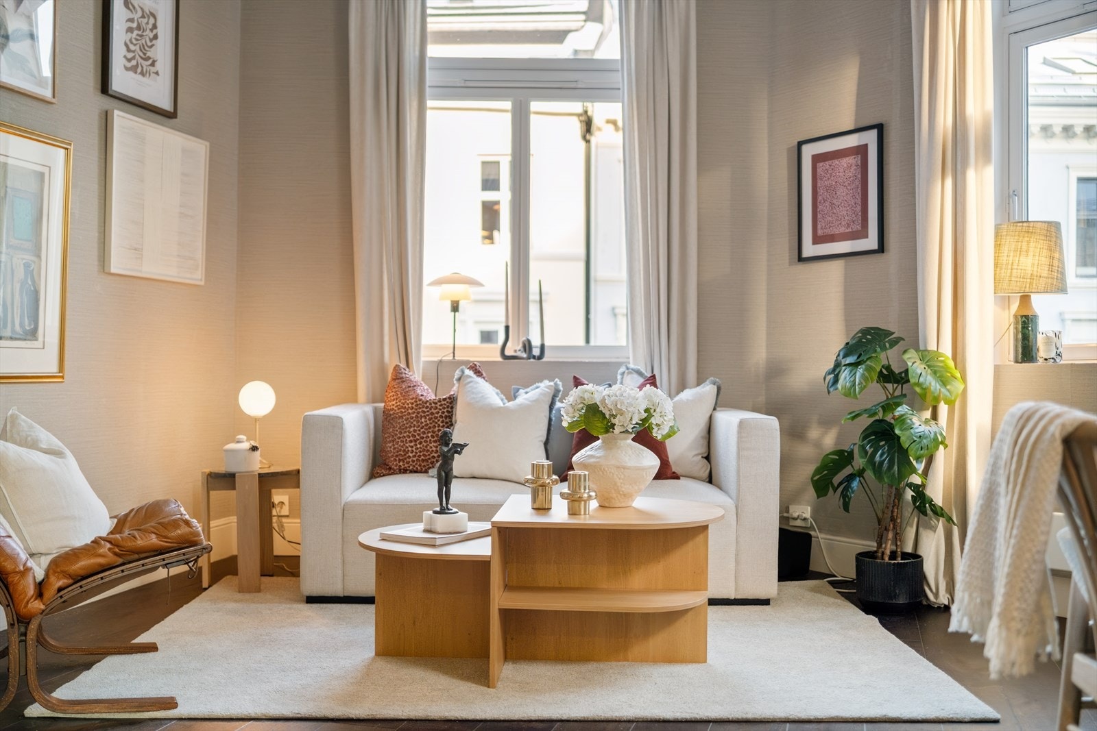 Store vindusflater og hjørnebeliggenhet bidrar til godt lysinnslipp Galleribilde