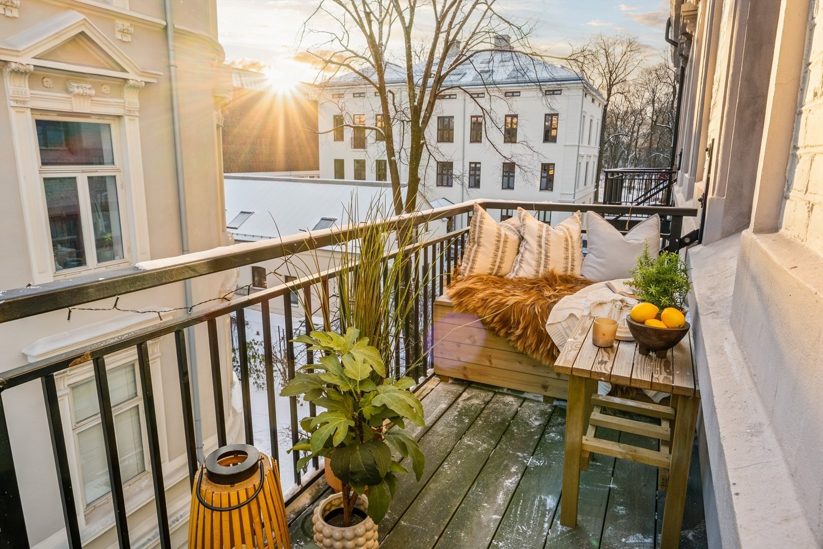 Skjermet balkong med utsyn mot bygårdens rolige omgivelser Galleribilde