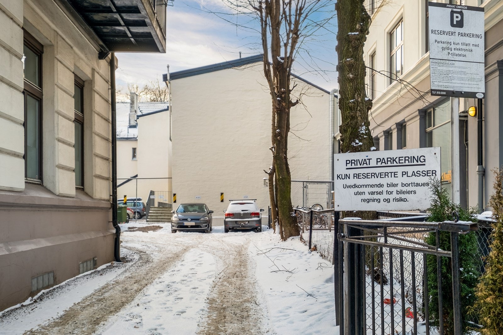 Parkeringsplasser etter venteliste i bakgård Galleribilde