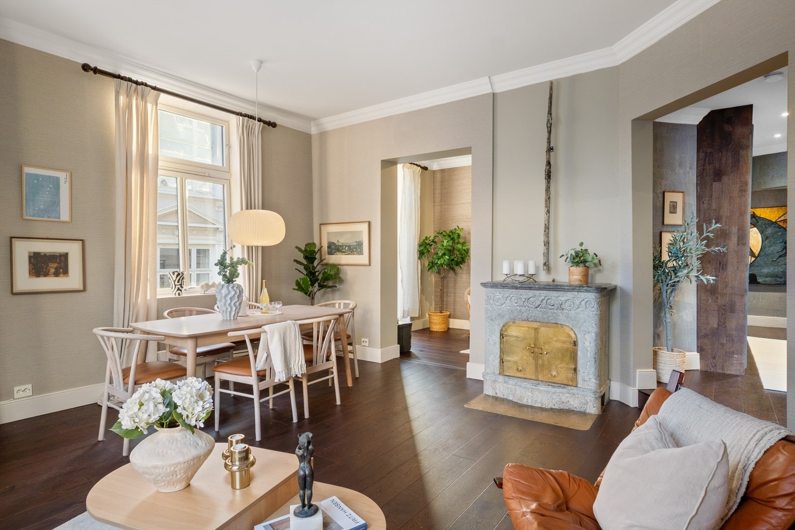 Lys og klassisk hjørneleilighet i 3. etasje med heis, to stuer, peis og balkong - oppgradert i 2023. Foto: Rullende Fotograf AS Galleribilde