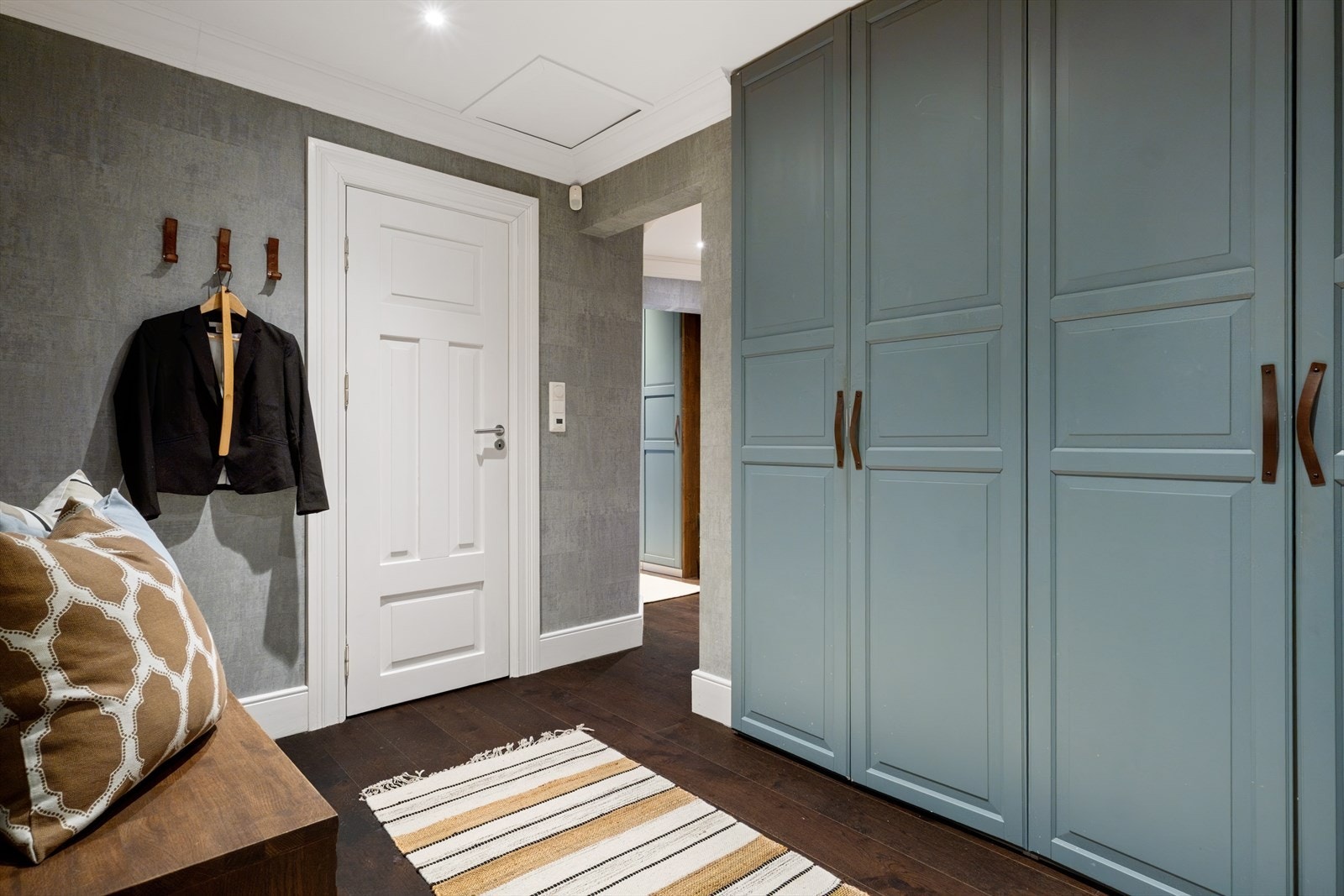 Innbydende entré med god oppbevaringsplass Galleribilde