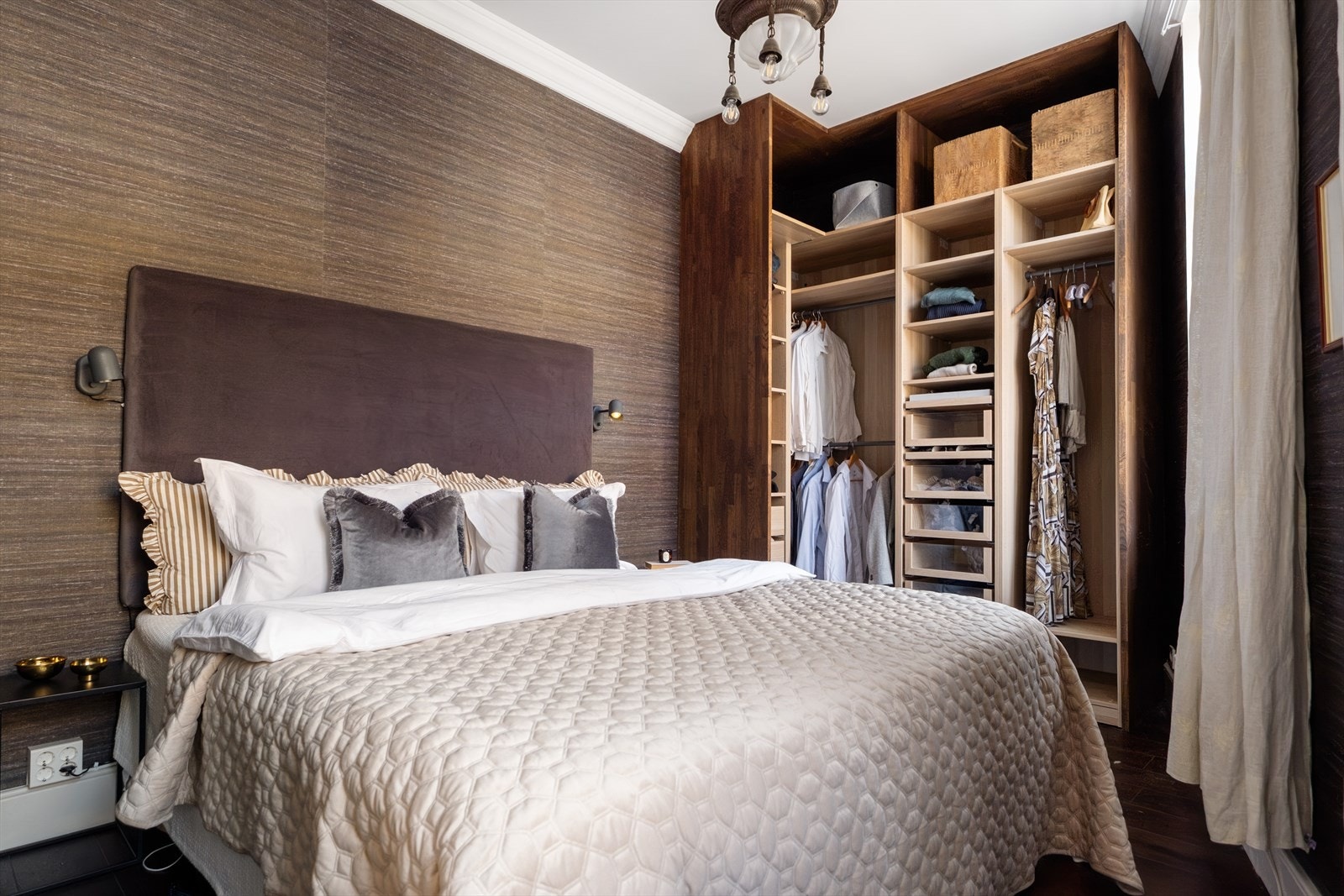 Romslig hovedsoverom med parkettgulv og plassbygget garderobeløsning Galleribilde