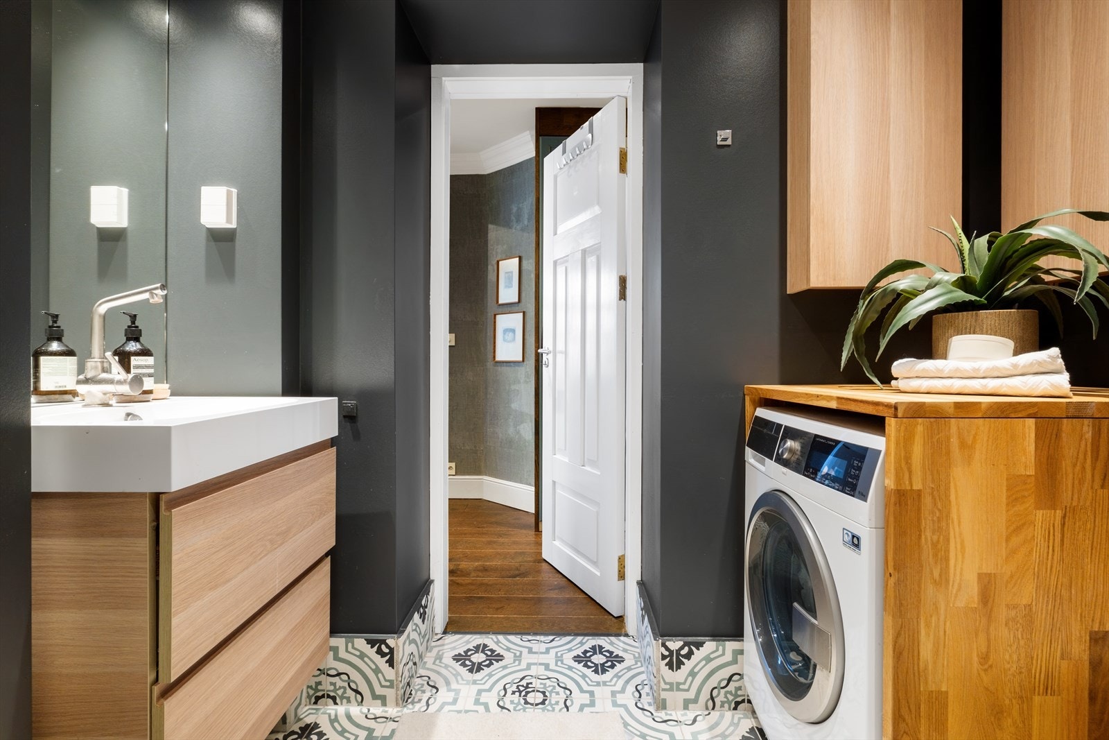 Velholdt bad med gulvvarme og klassiske flisvalg Galleribilde