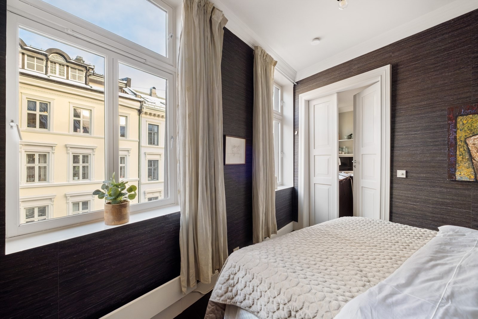 Rolig atmosfære med god plass til dobbeltseng Galleribilde