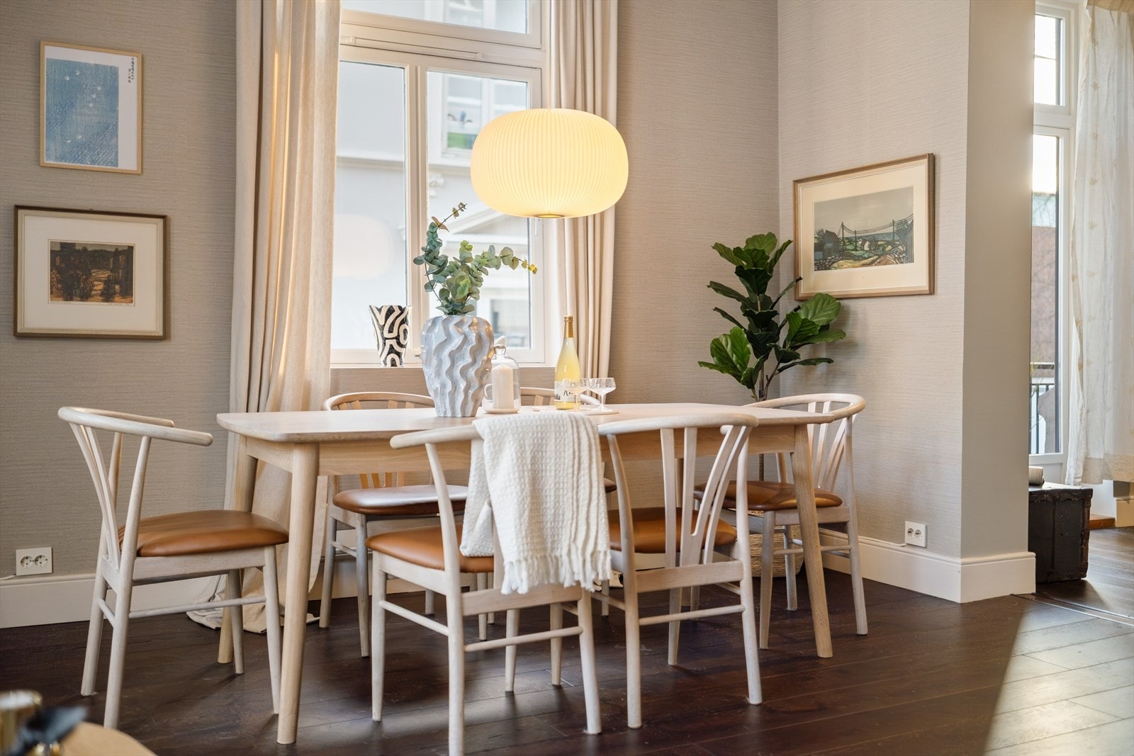 Stue med plass for større spisebord og sosial sone Galleribilde